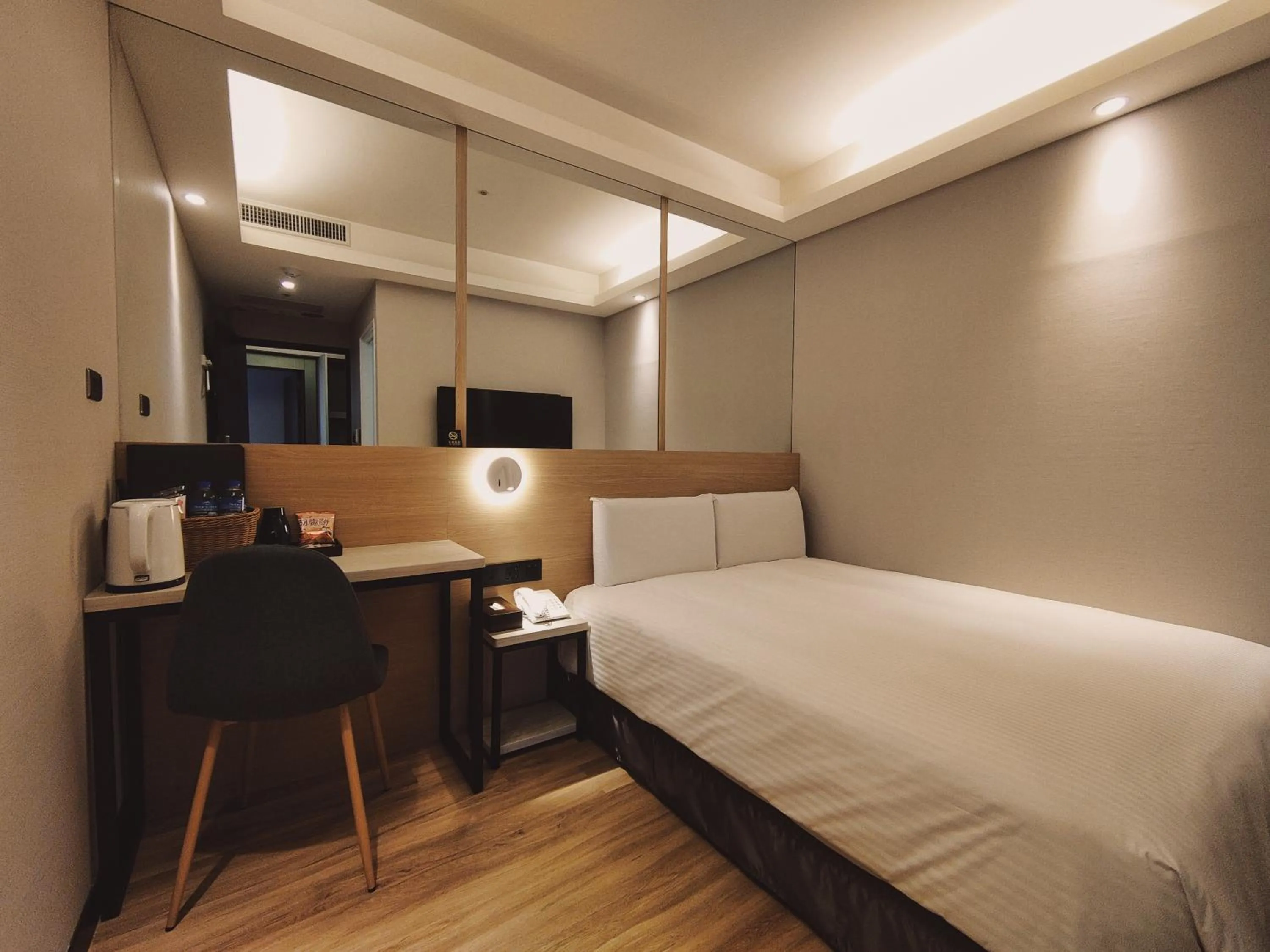 Photo of the whole room, Bed in Hub Hotel Songshan Inn