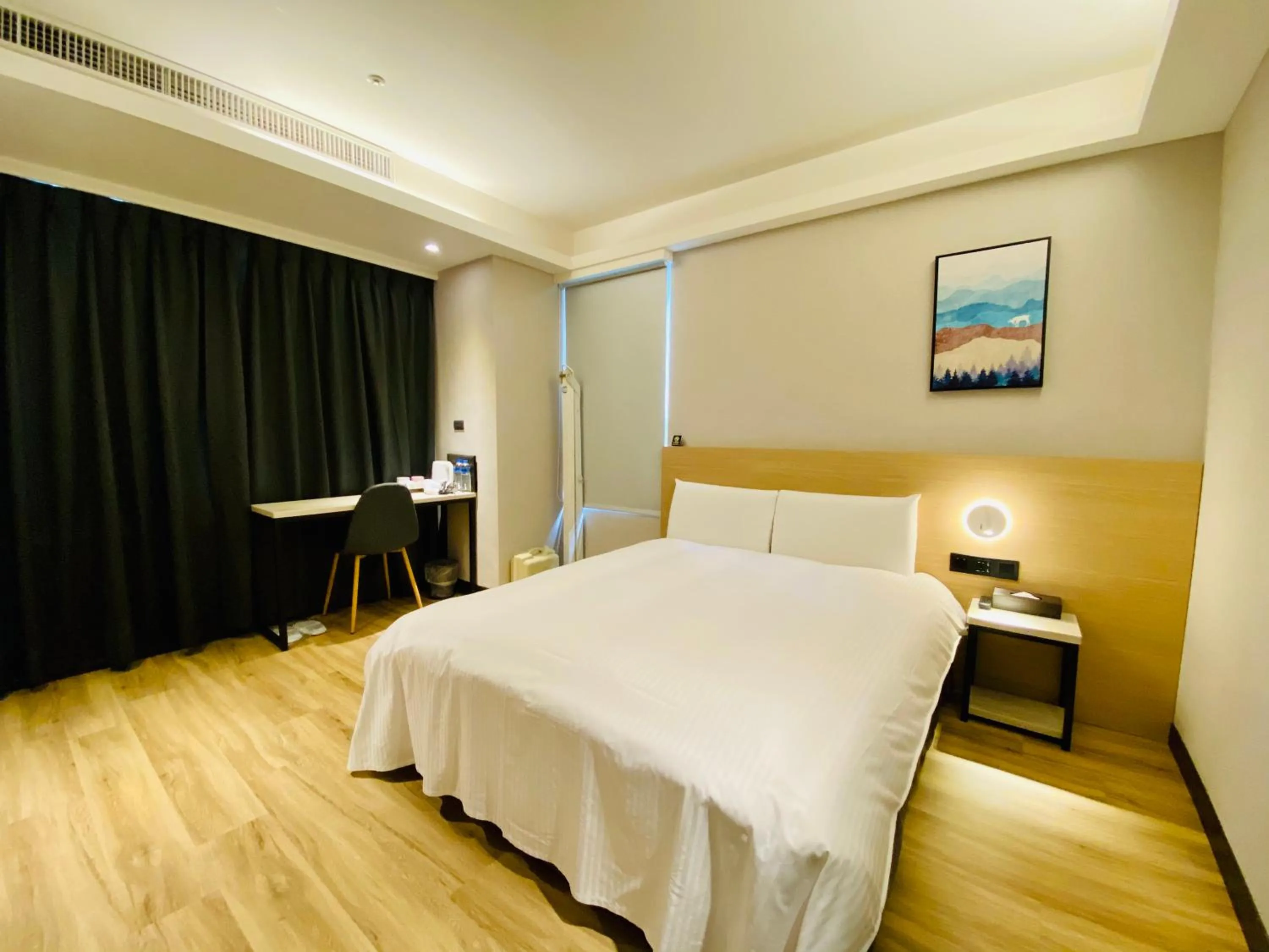 Photo of the whole room, Bed in Hub Hotel Songshan Inn