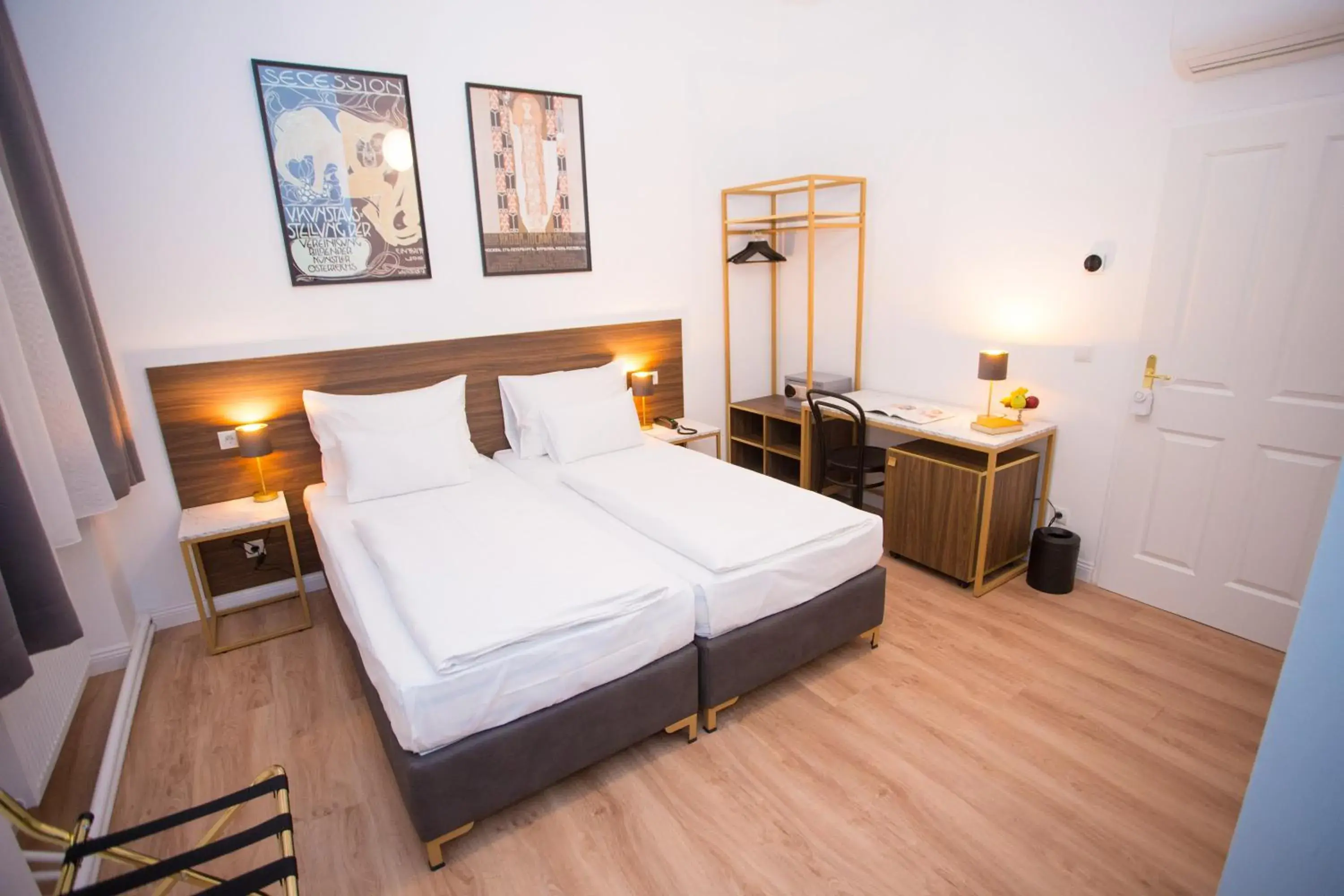 Standard Double Room in Pension Central I Self Check In Standard Double Room in Pension Central I Self Check In