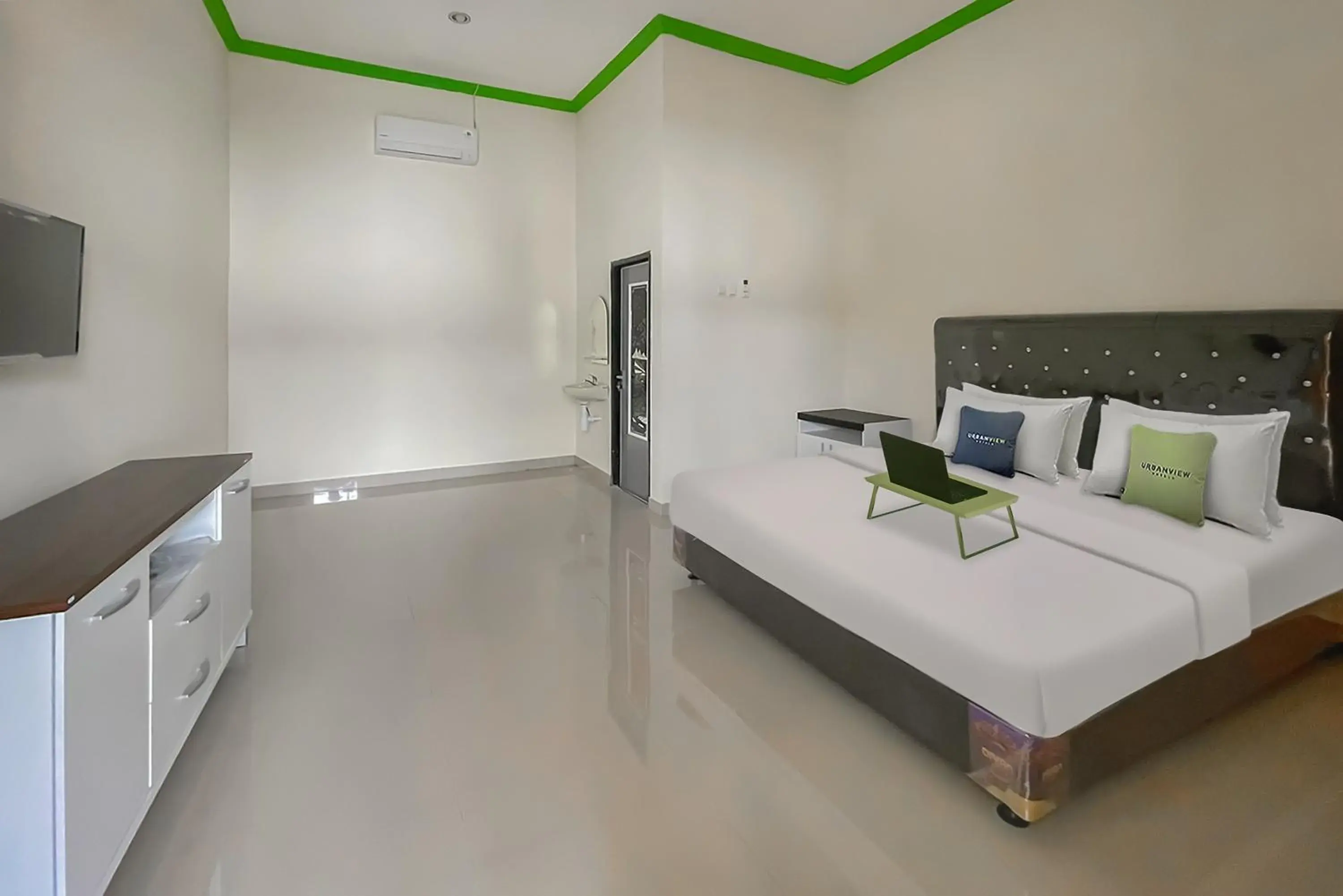 Bedroom, Bed in Urbanview Hotel Tirtamaya Jaya Indah Indramayu by RedDoorz Bedroom, Bed in Urbanview Hotel Tirtamaya Jaya Indah Indramayu by RedDoorz