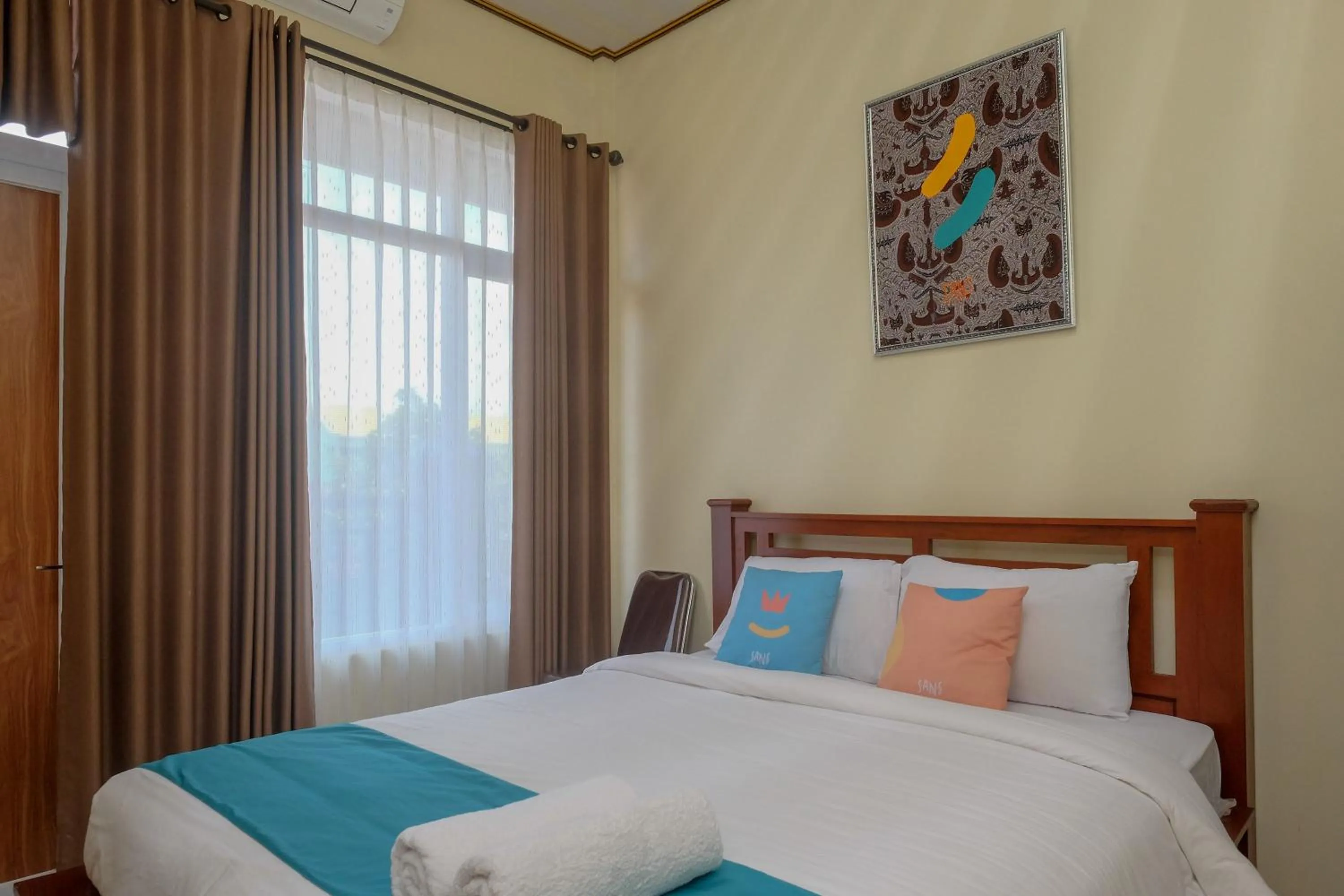 Bedroom, Bed in Sans Hotel Kumbang Yogyakarta by RedDoorz