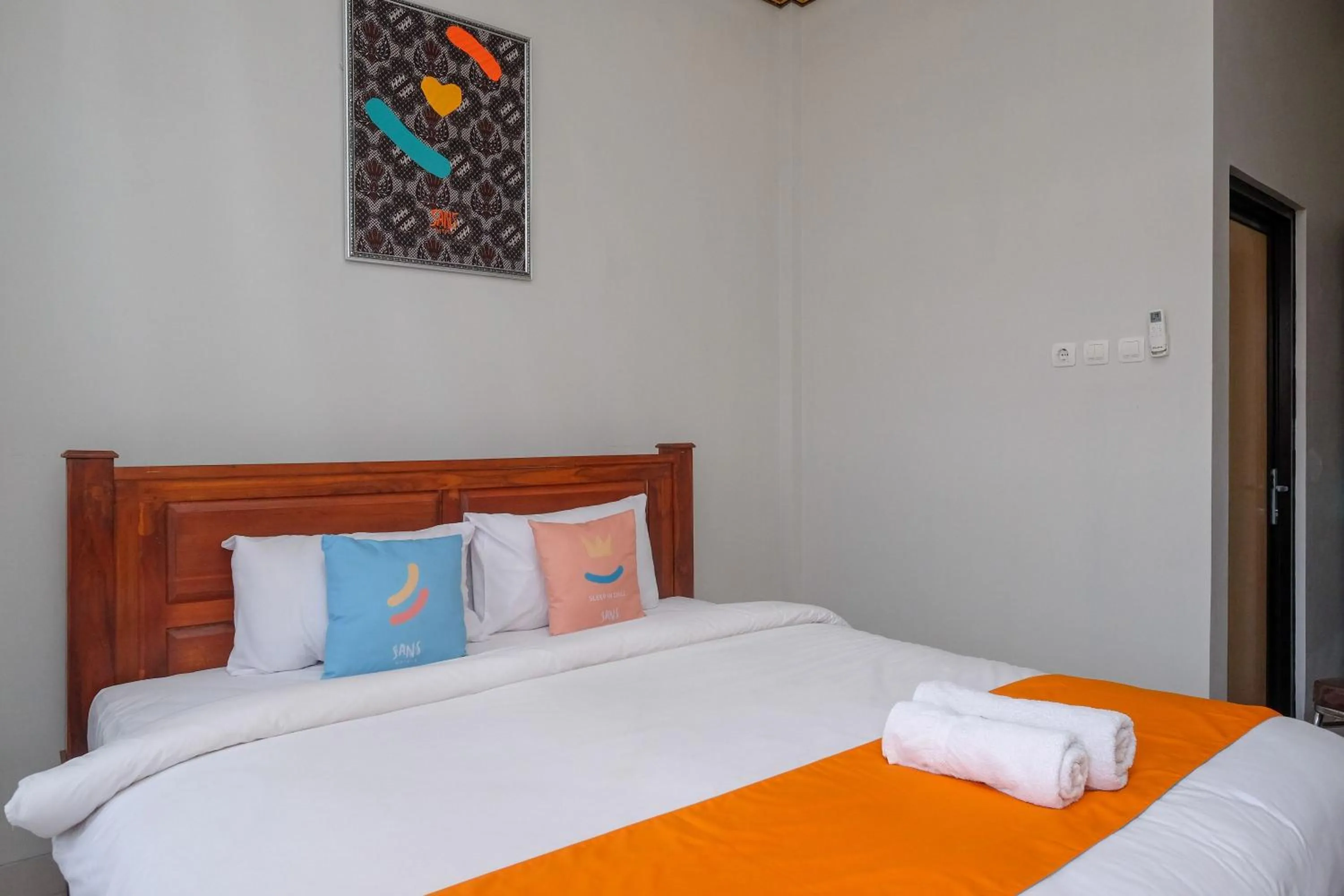 Bedroom, Bed in Sans Hotel Kumbang Yogyakarta by RedDoorz