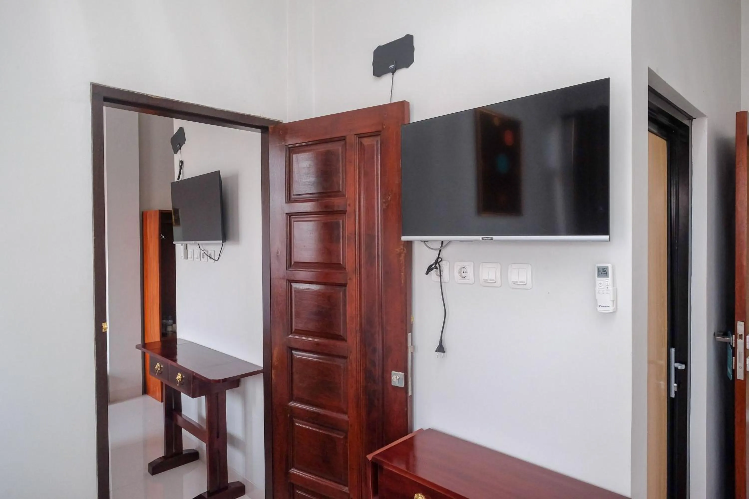 Communal lounge/ TV room in Sans Hotel Kumbang Yogyakarta by RedDoorz