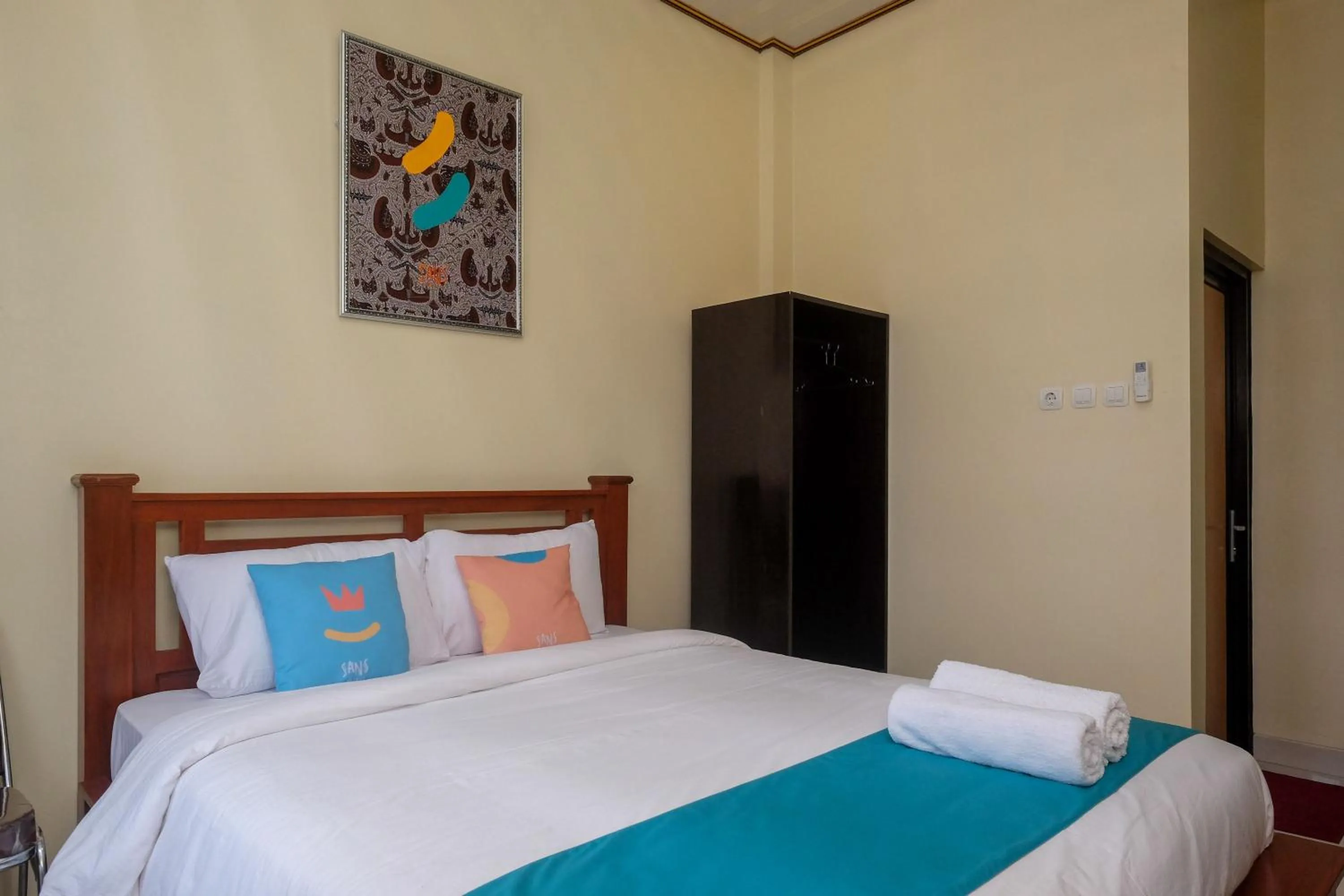 Bedroom, Bed in Sans Hotel Kumbang Yogyakarta by RedDoorz