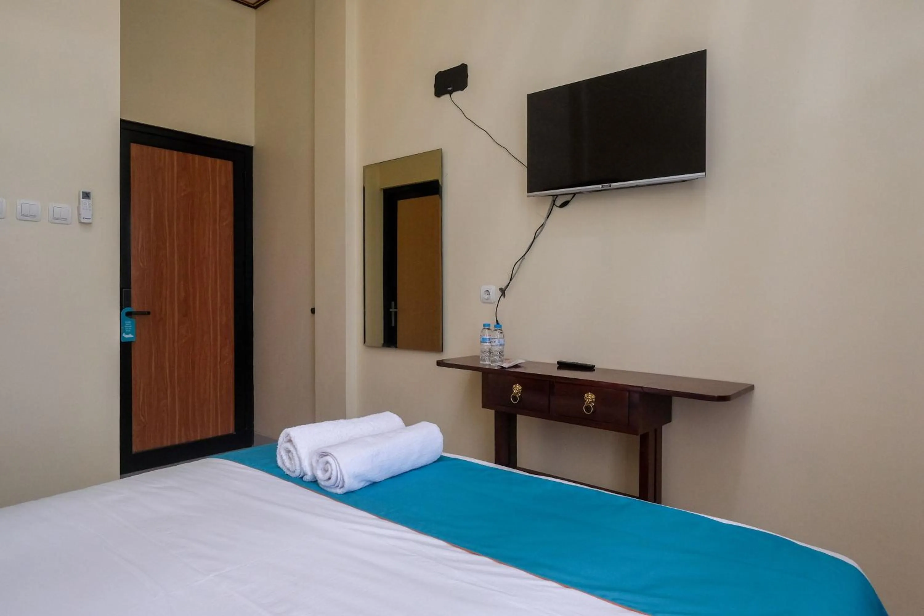 Bedroom, Bed in Sans Hotel Kumbang Yogyakarta by RedDoorz