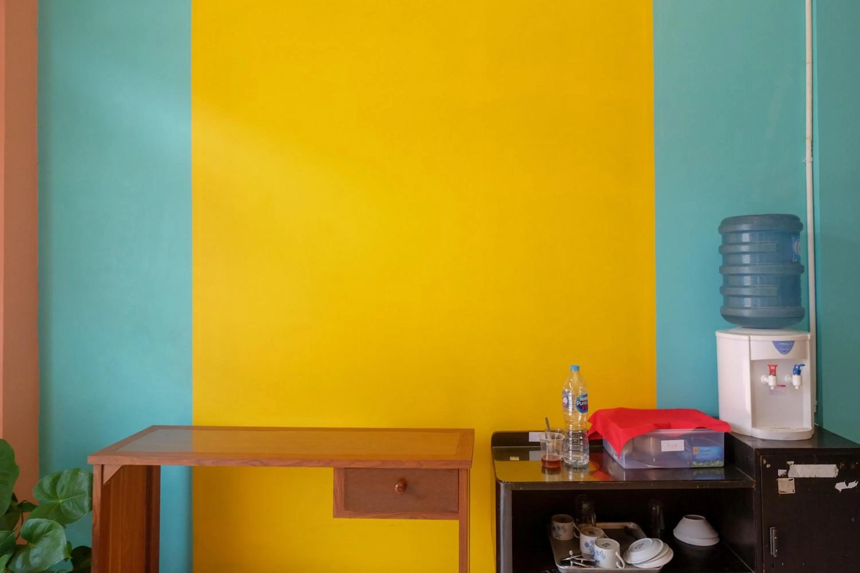 Coffee/tea facilities in Sans Hotel Kumbang Yogyakarta by RedDoorz