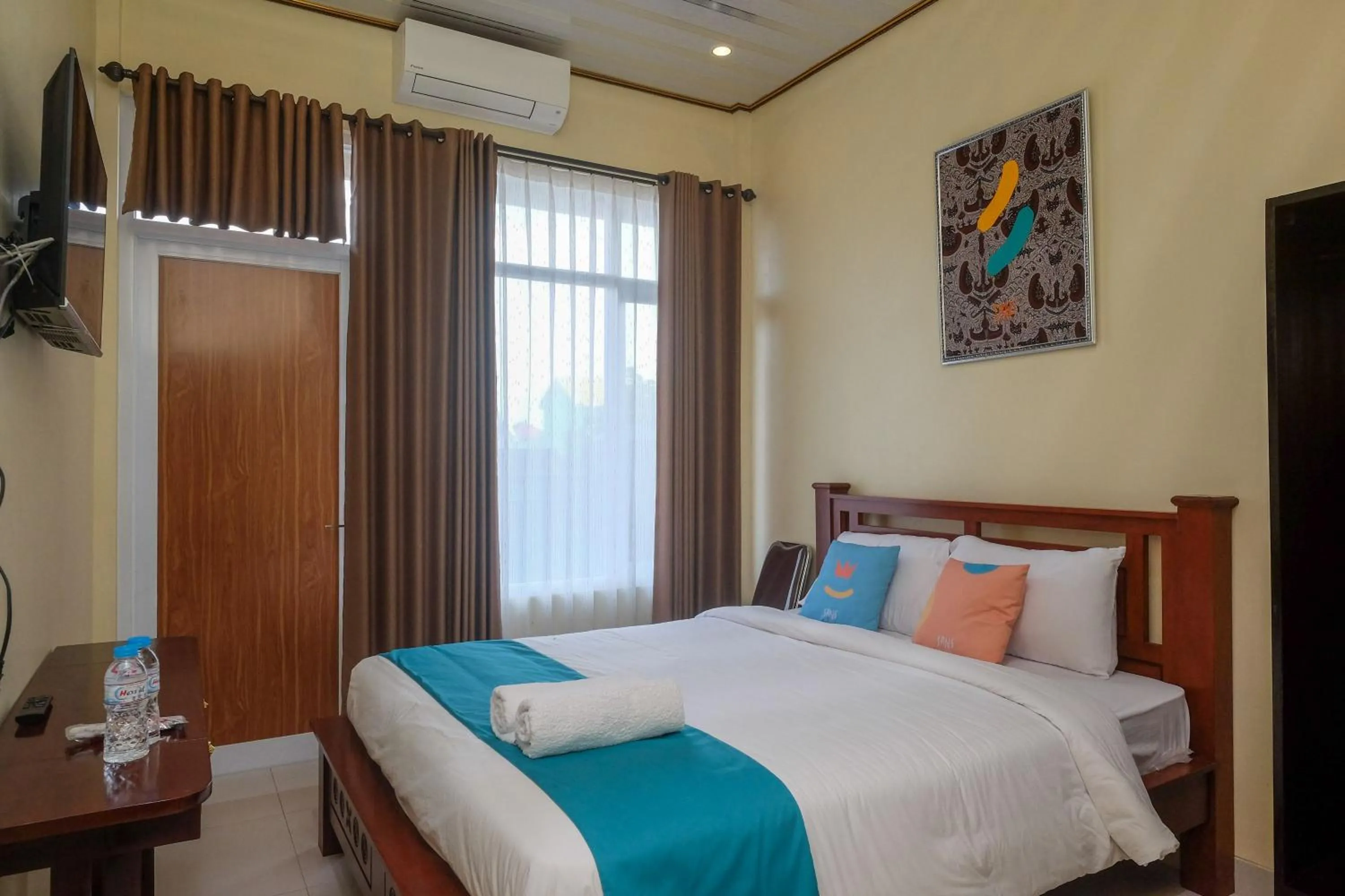Bedroom, Bed in Sans Hotel Kumbang Yogyakarta by RedDoorz