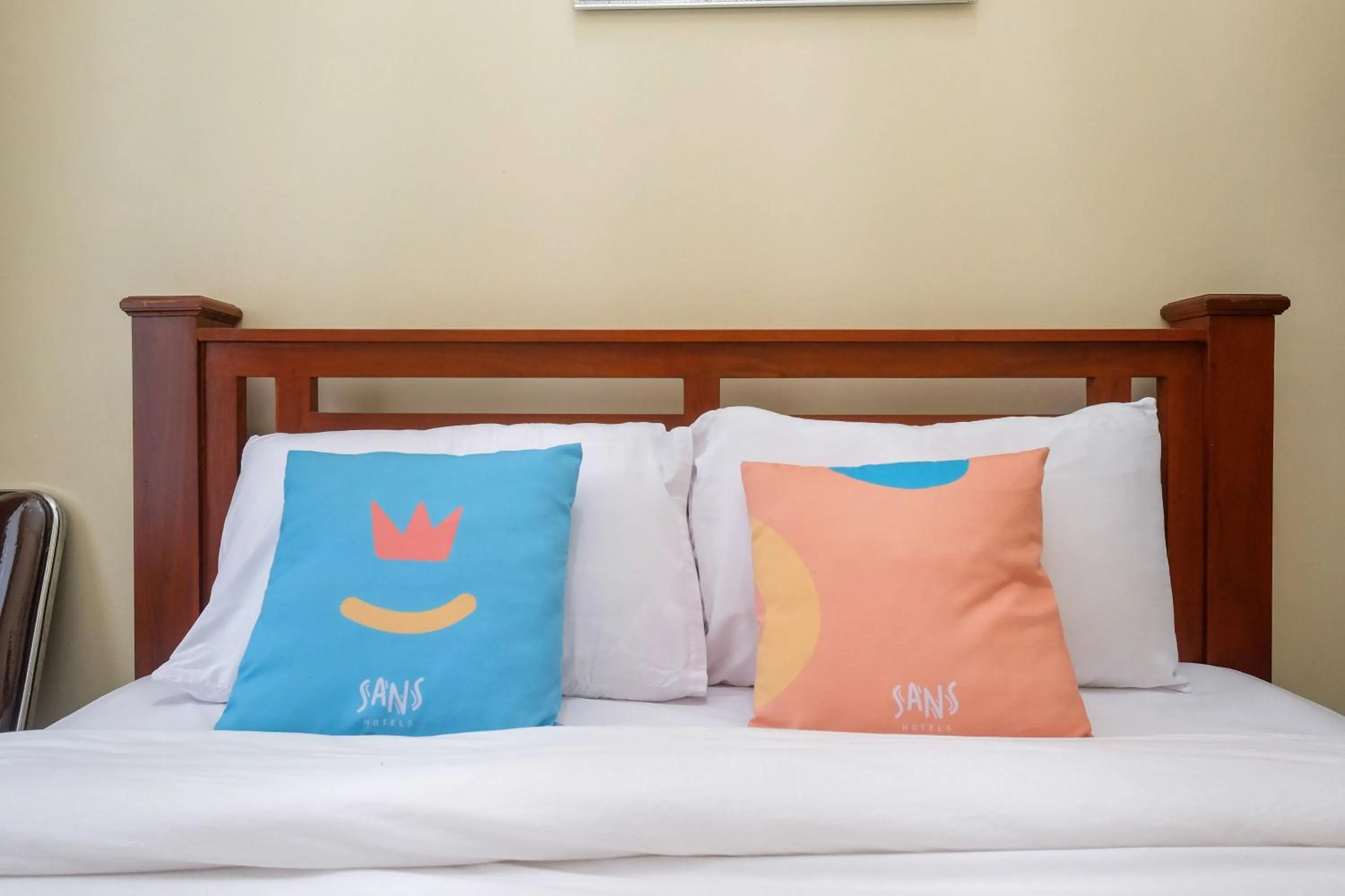 Bedroom, Bed in Sans Hotel Kumbang Yogyakarta by RedDoorz