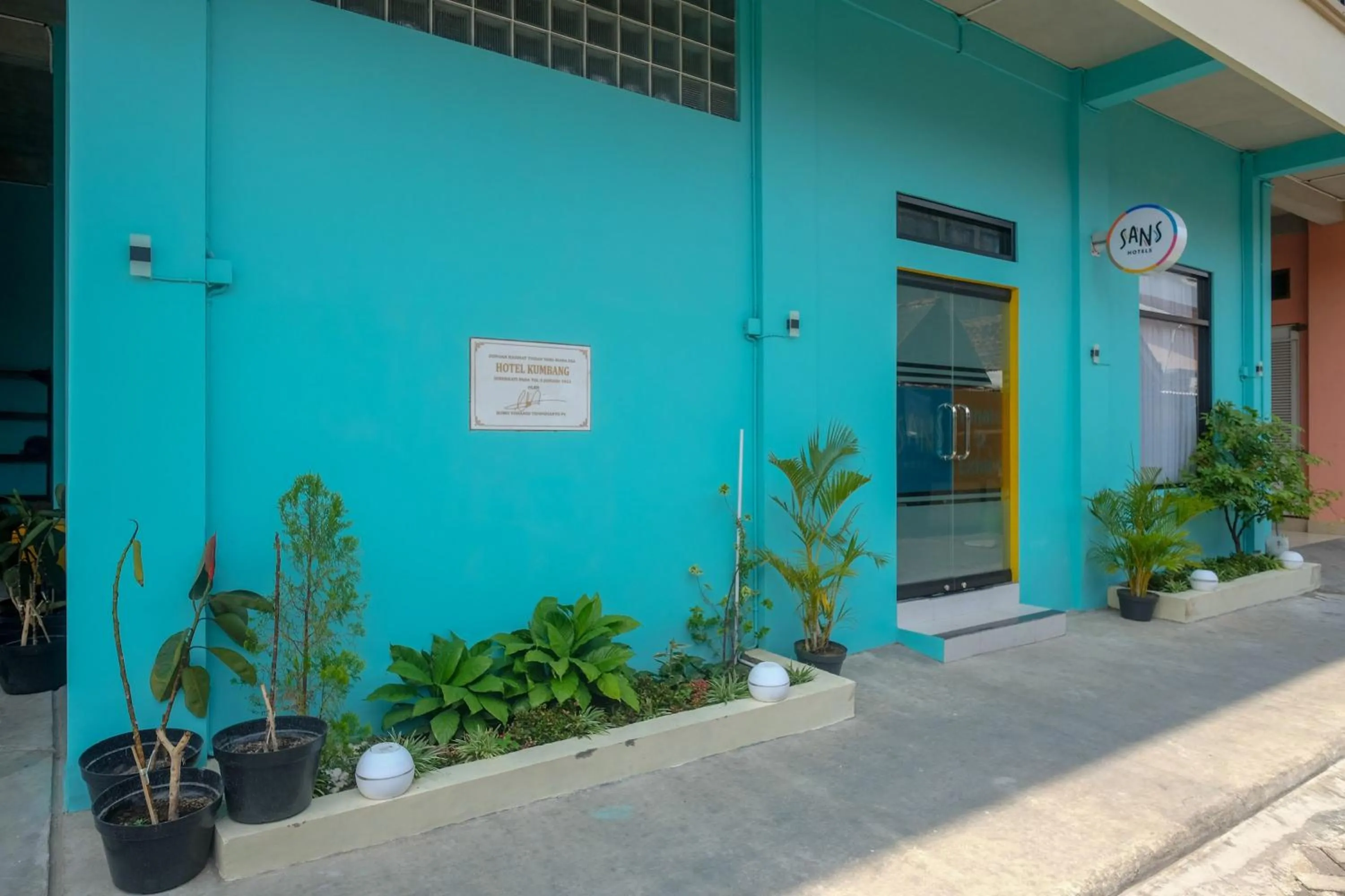 Property building in Sans Hotel Kumbang Yogyakarta by RedDoorz