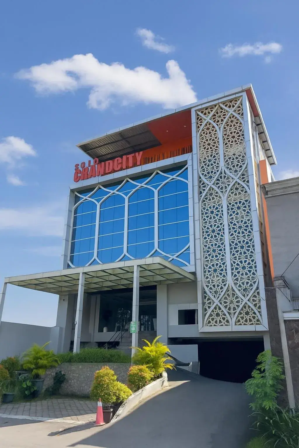 Property building in Solo Grand City Property building in Solo Grand City