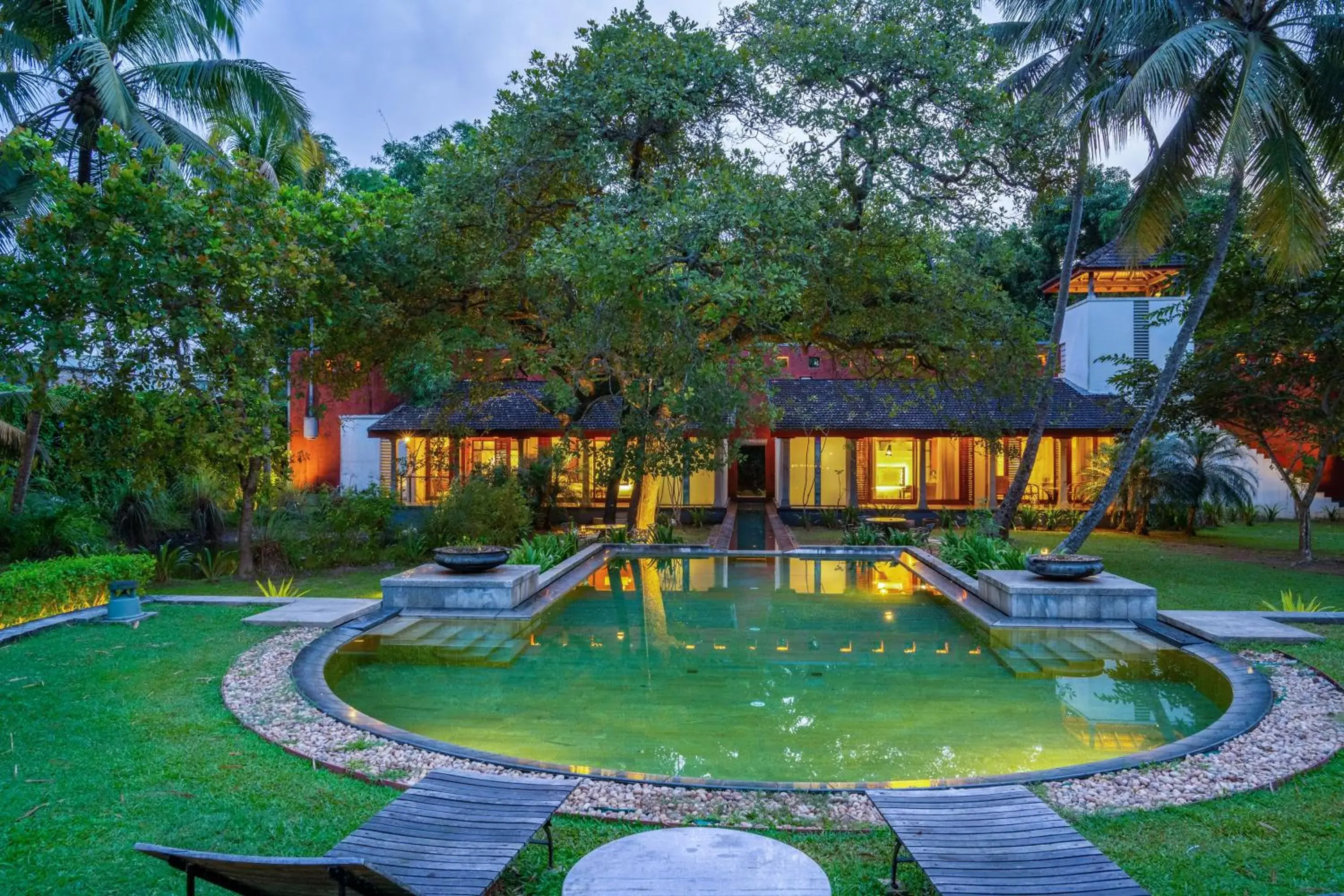 Property building in Baymaas Lake House Property building in Baymaas Lake House