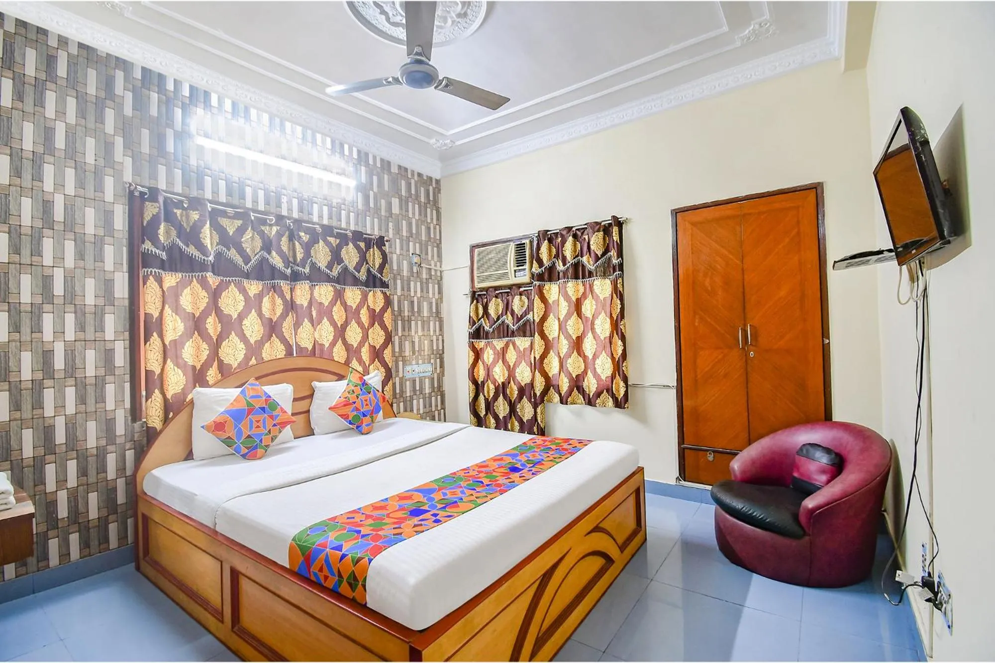 Bed in FabHotel Heritage Inn