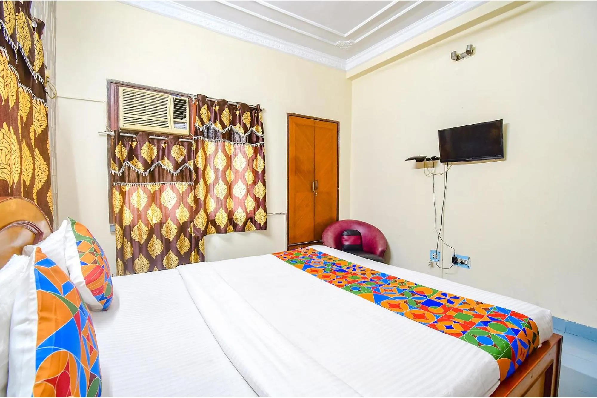 Bed in FabHotel Heritage Inn