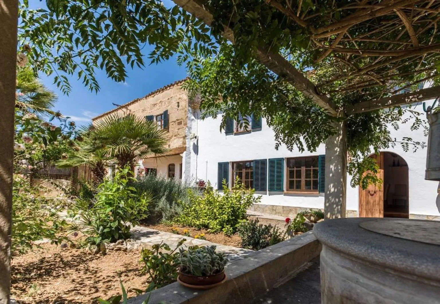 Garden view in Garroverar