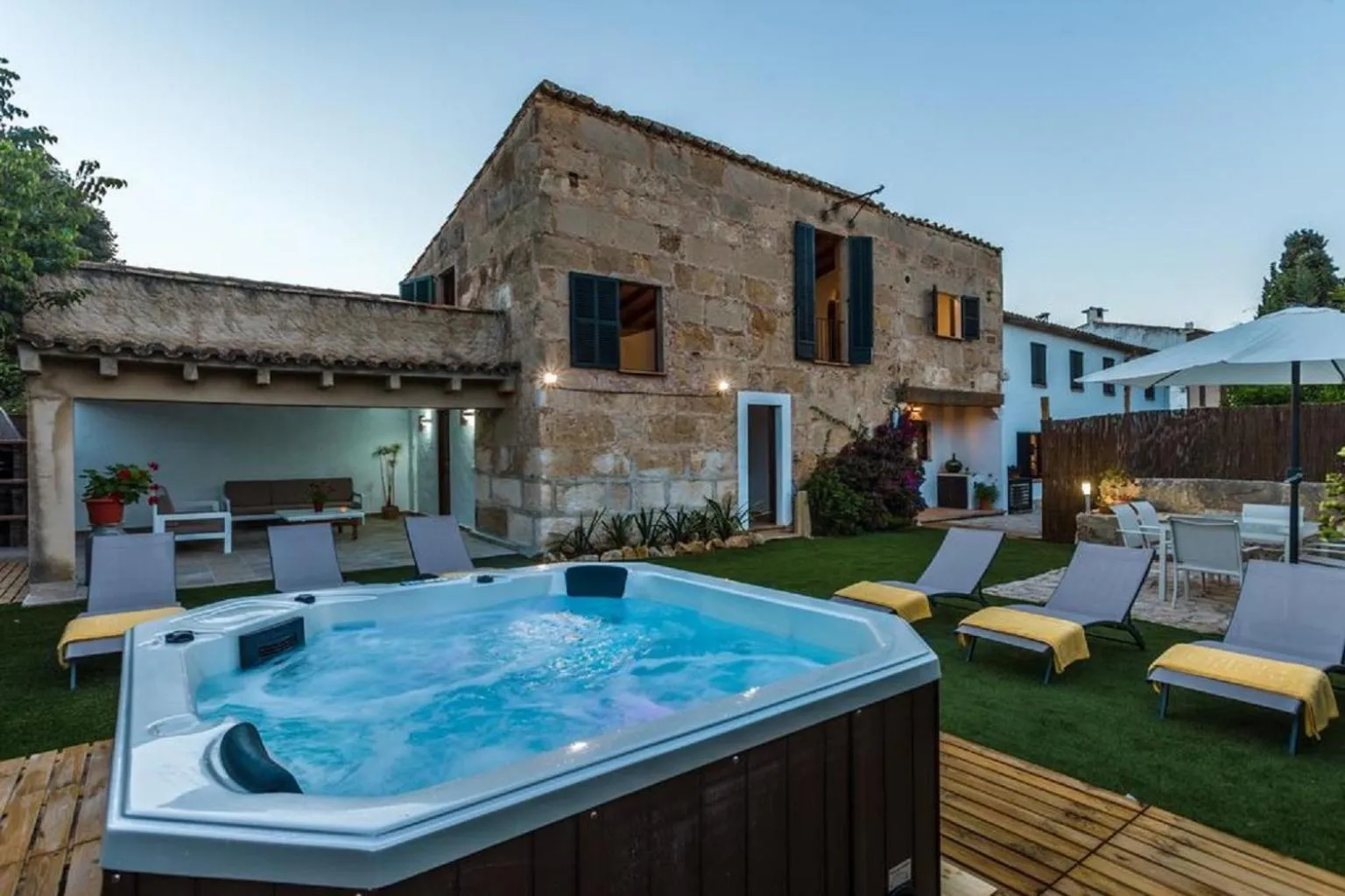 Patio in Garroverar