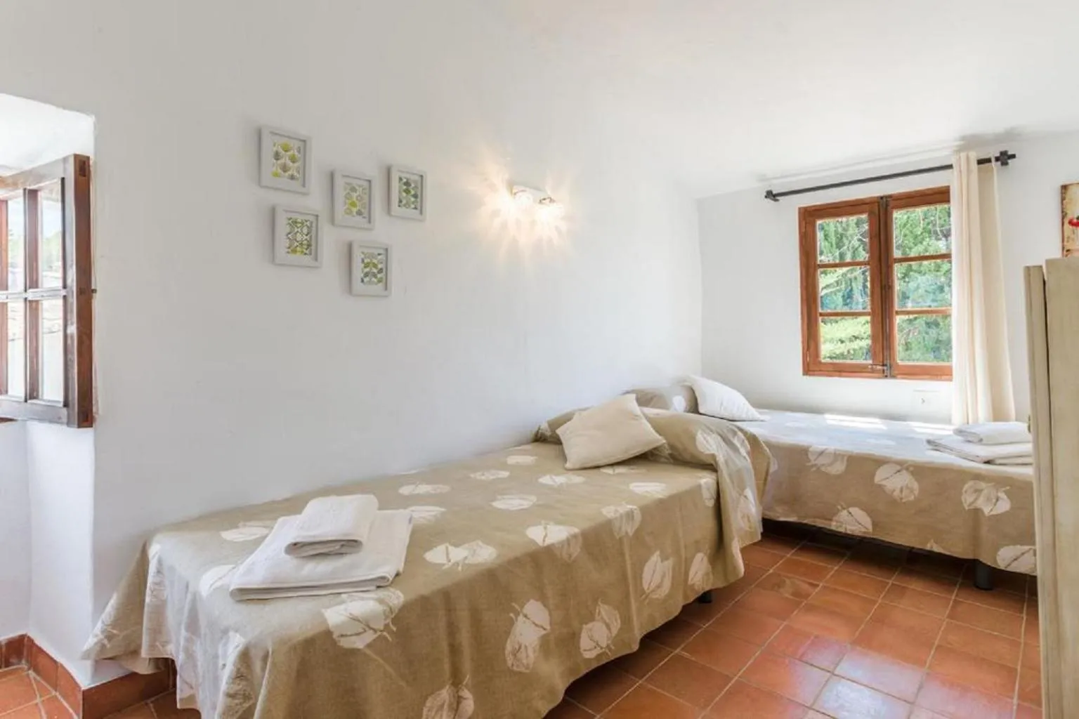 Bedroom, Bed in Garroverar