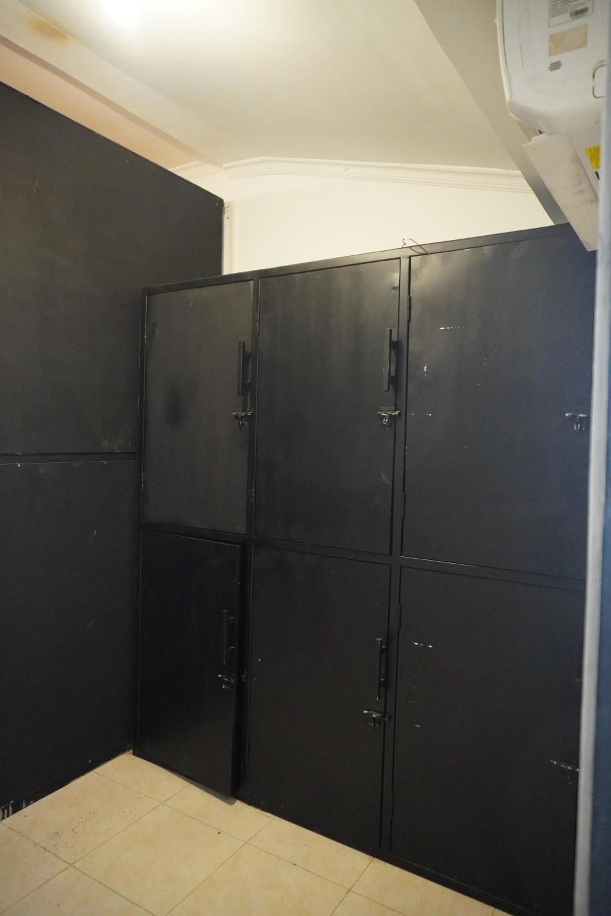 locker in Indonesia Backpacker Hostels