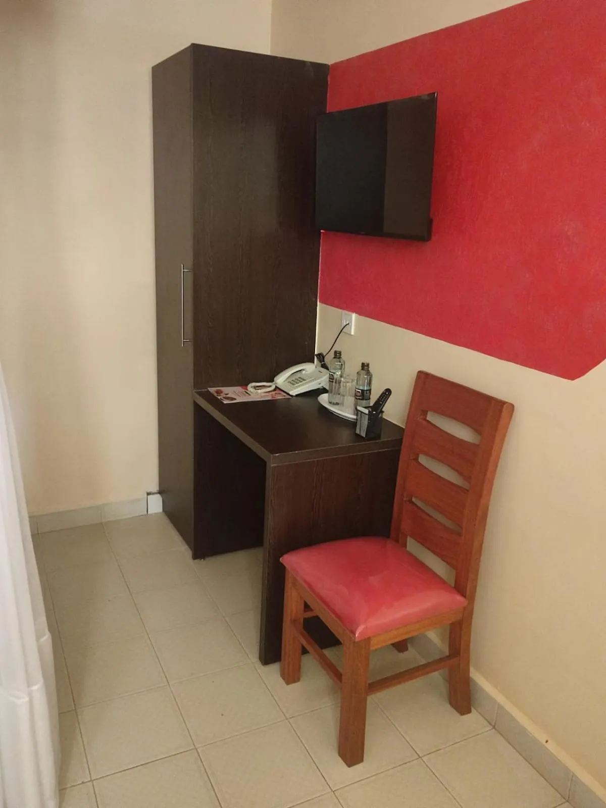 TV and multimedia in Gardens Executive Suites