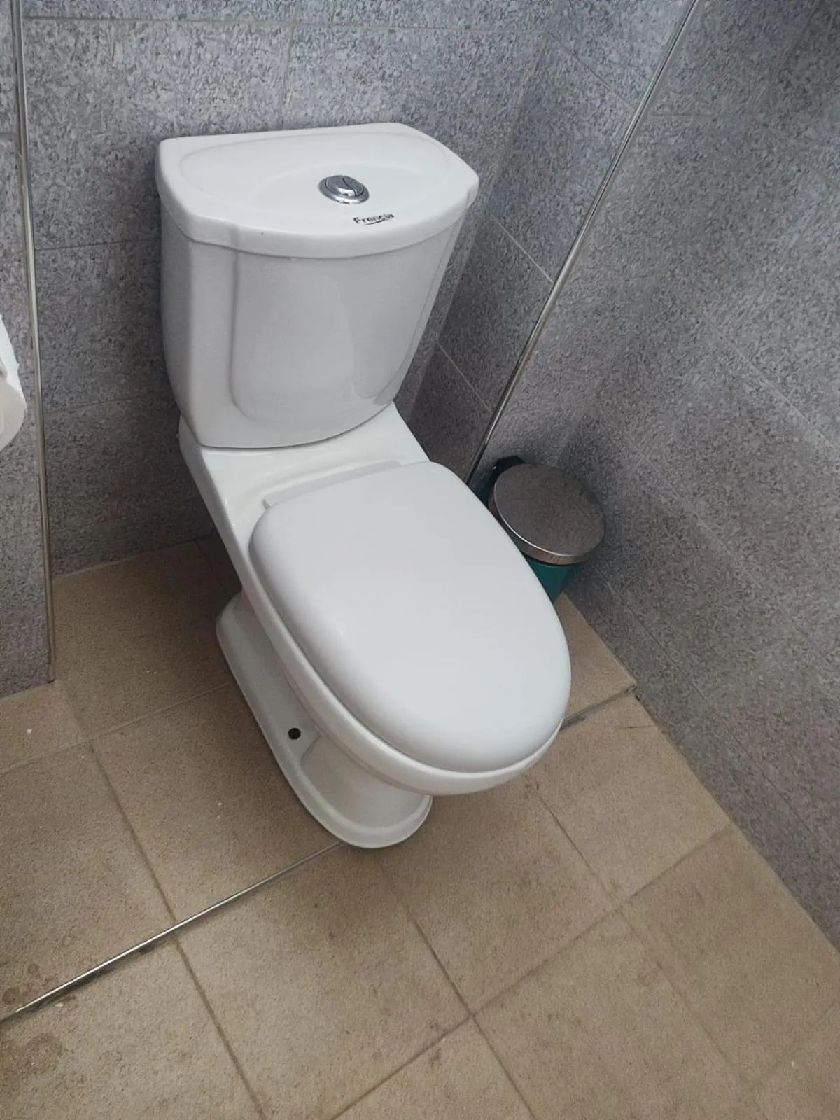 Toilet in Gardens Executive Suites