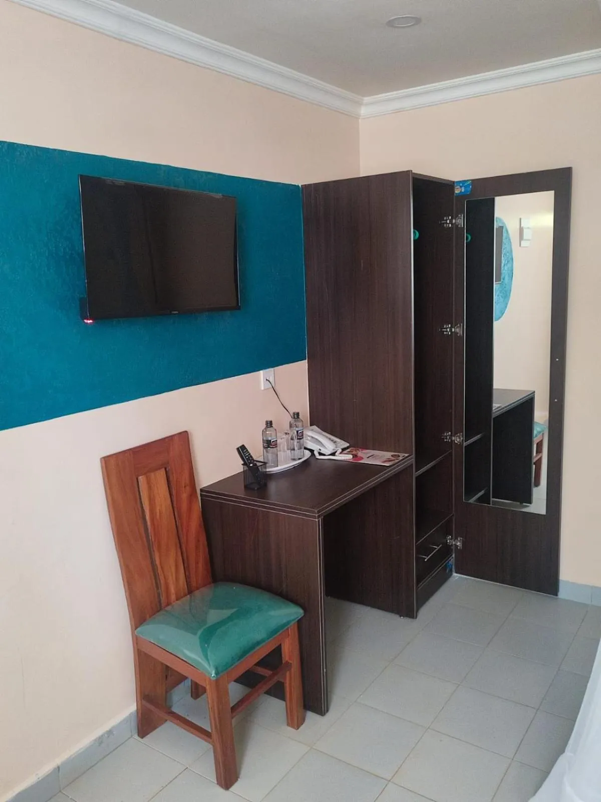 TV and multimedia in Gardens Executive Suites