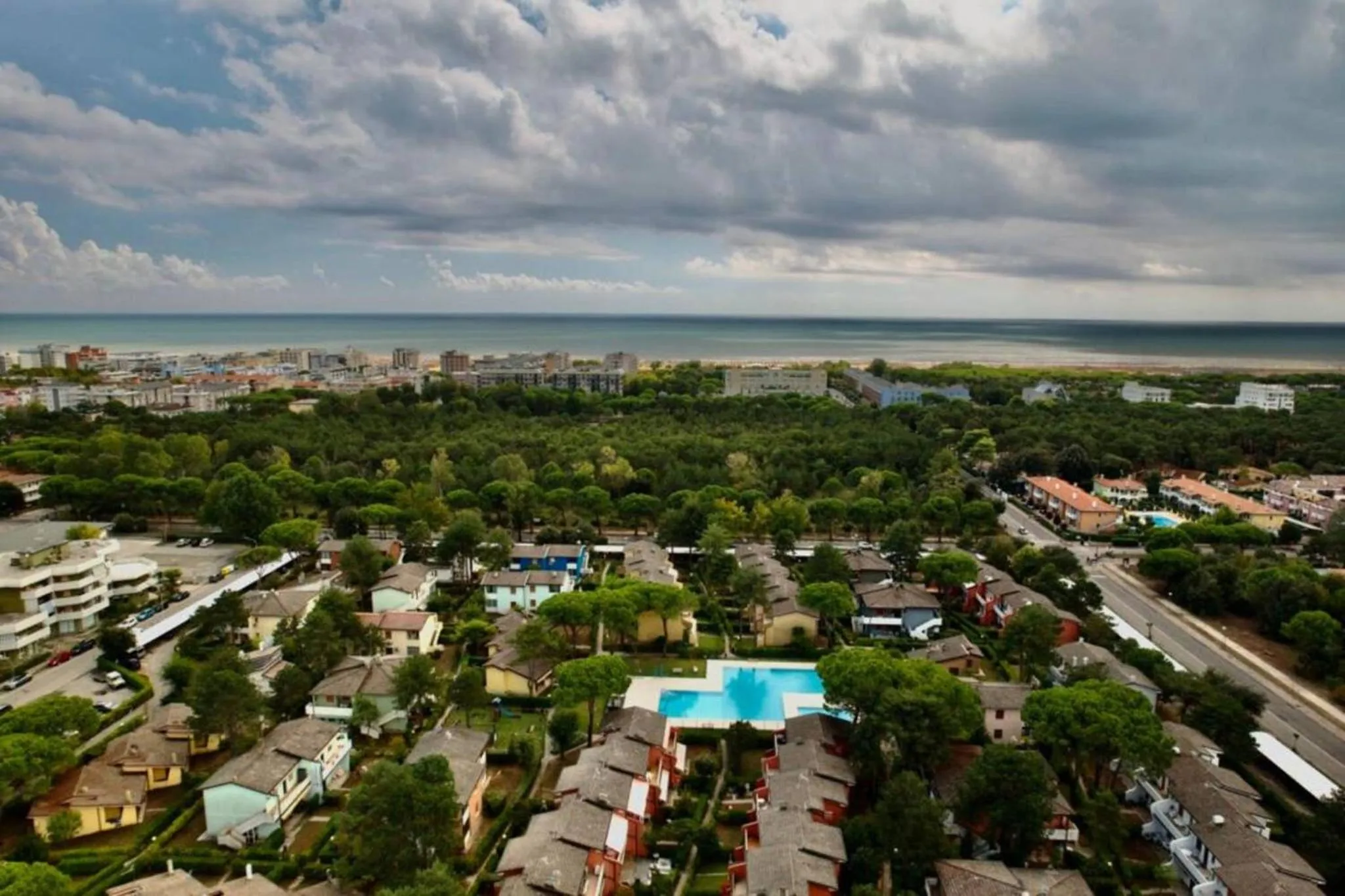 Bright flat in residence with pool - Beahost