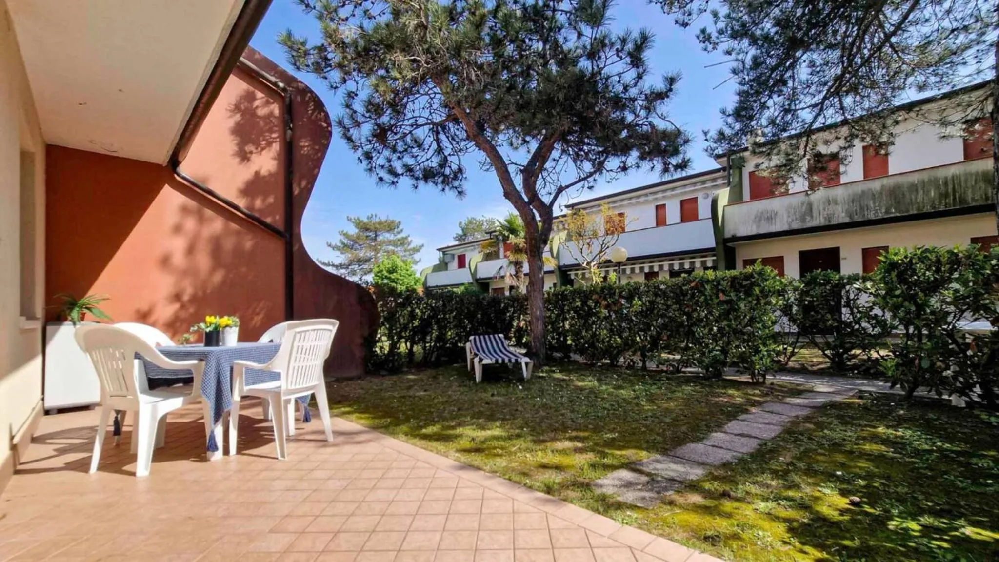 Bright flat in residence with pool - Beahost