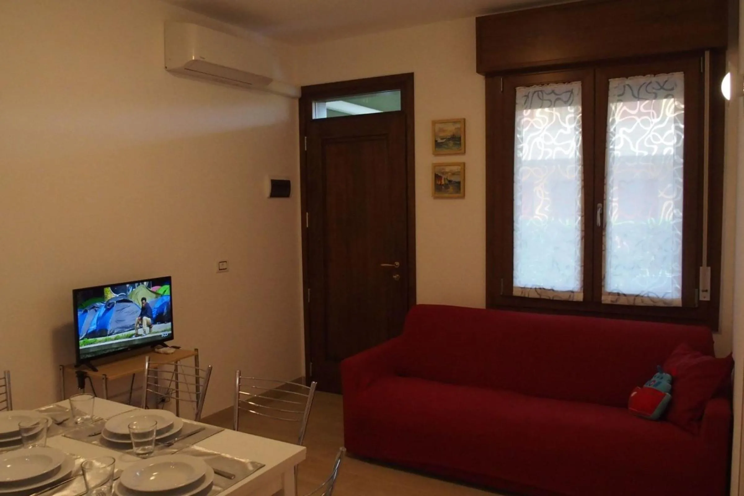 Communal lounge/ TV room in Modern flat with garden - Beahost