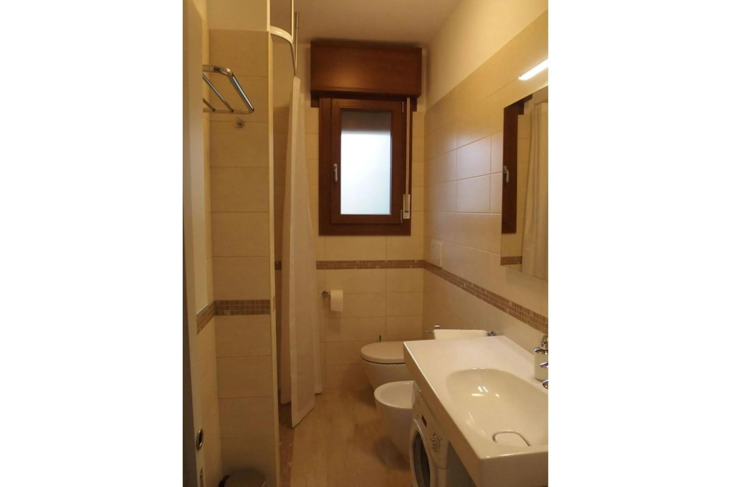 Shower in Modern flat with garden - Beahost