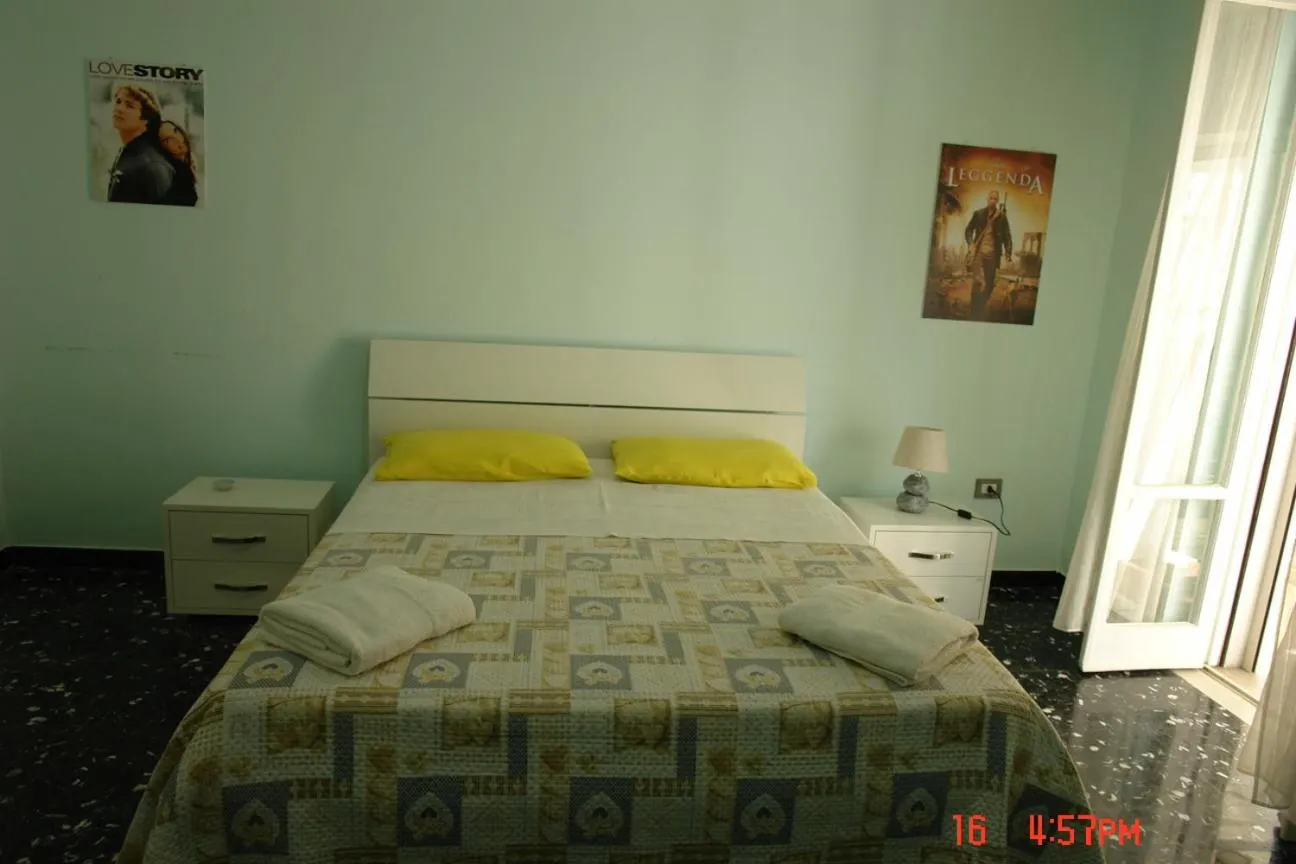 Bedroom, Bed in Diana