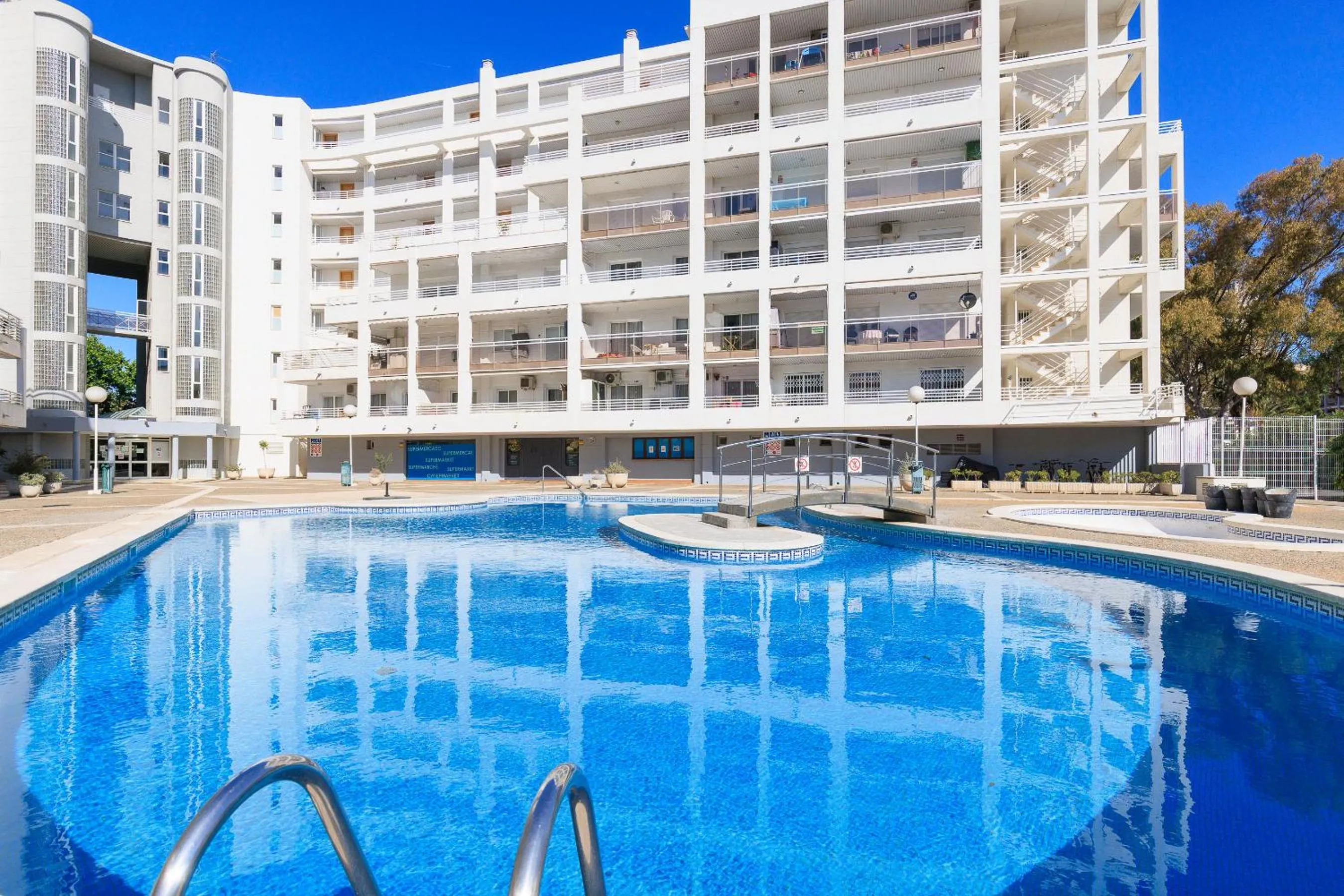 Swimming pool in Rentalmar Royal