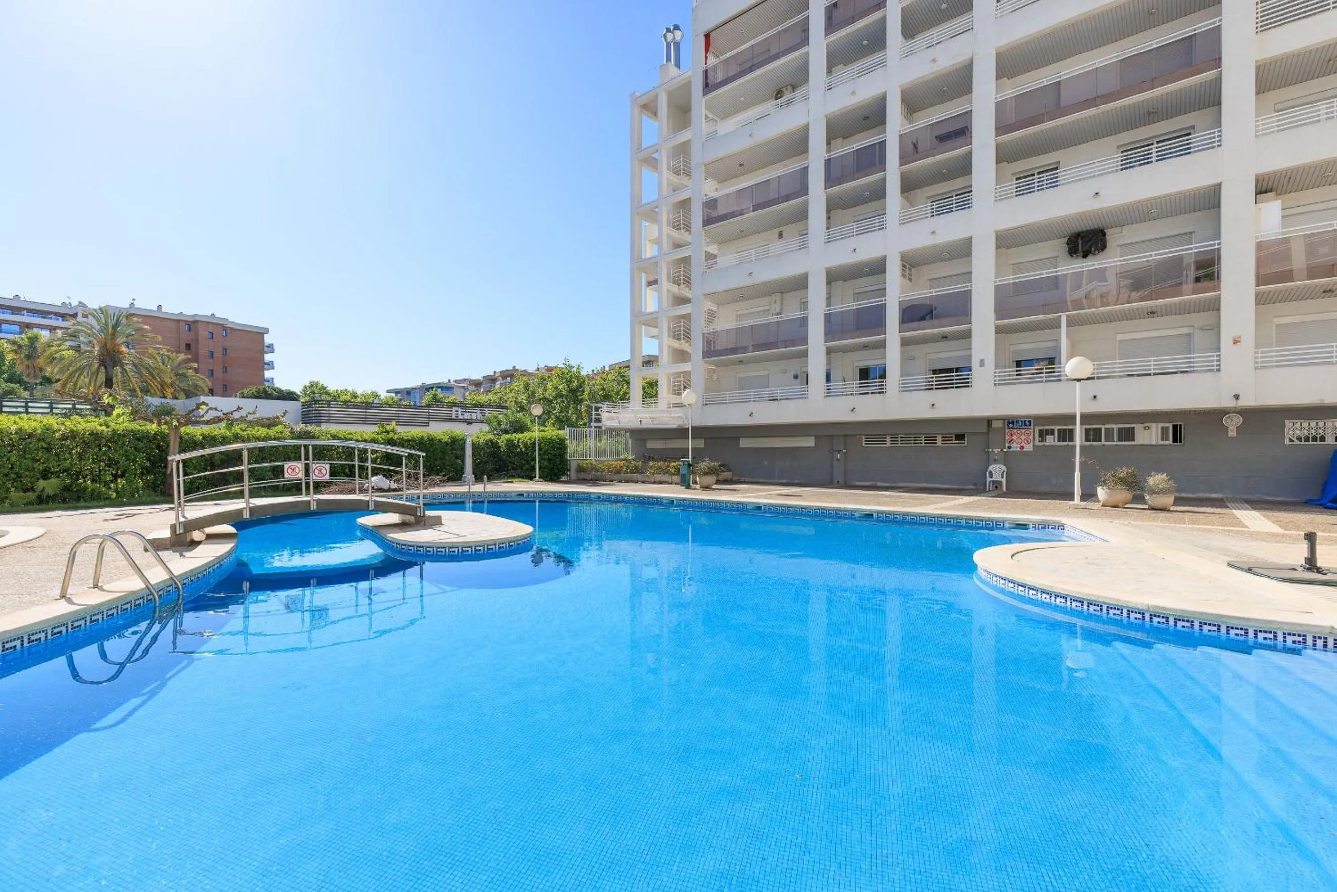 Swimming pool in Rentalmar Royal