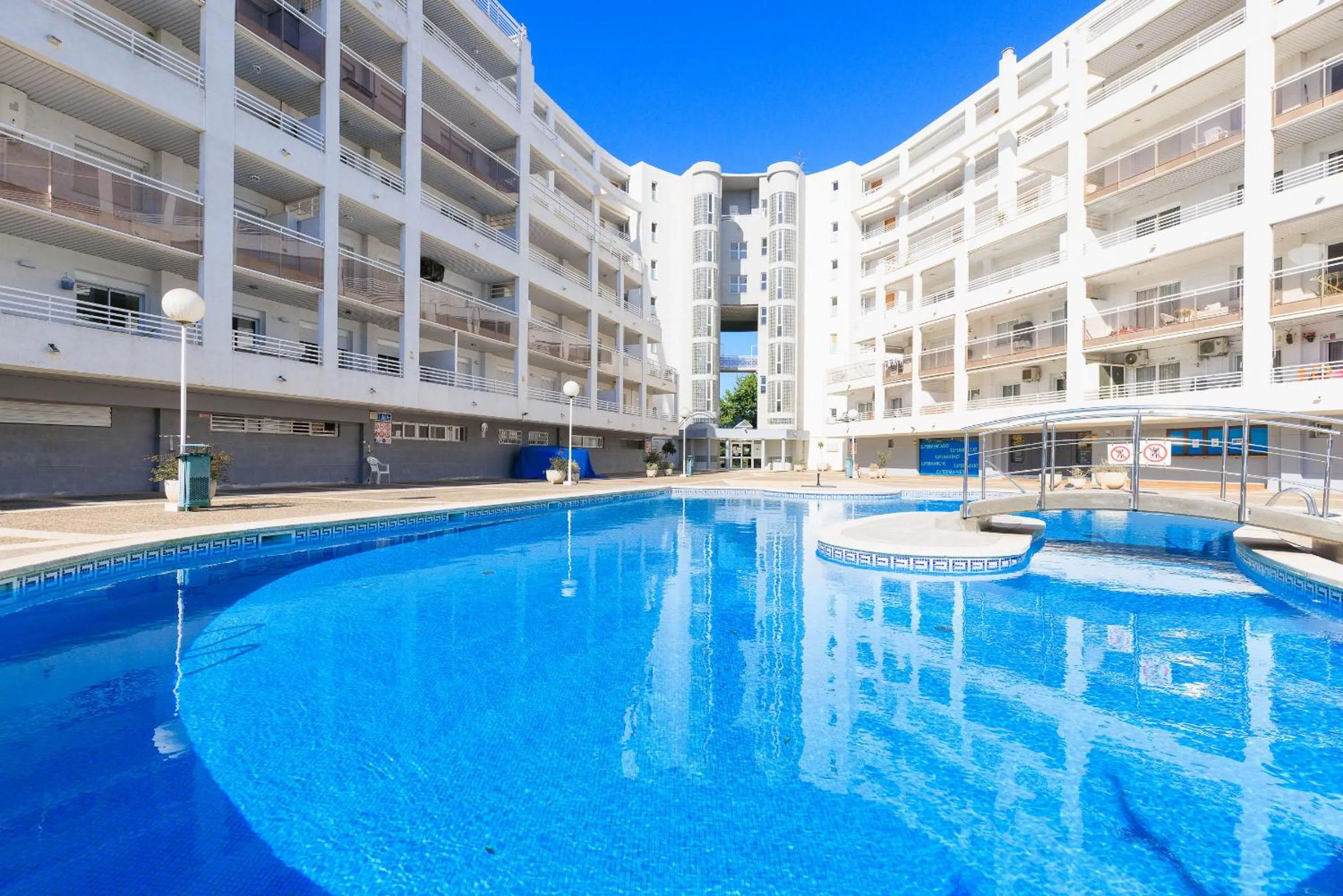 Day in Rentalmar Royal