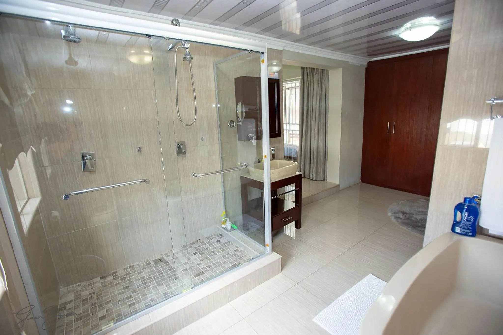 Shower in Zoe BnB