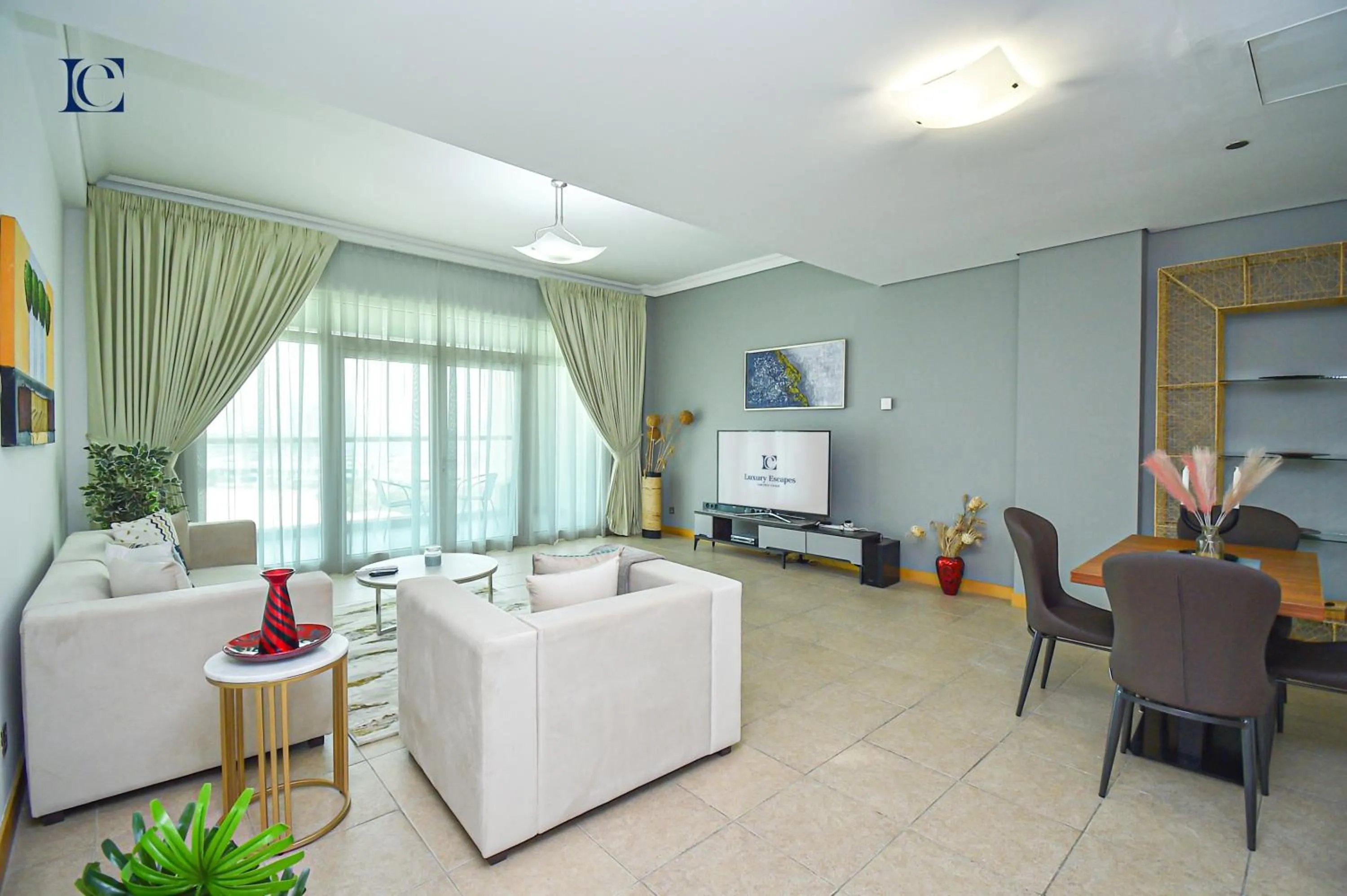 Communal lounge/ TV room in Luxury Escapes - Palm Jumeirah's Spectacular Ocean-View Apartment - NABAT