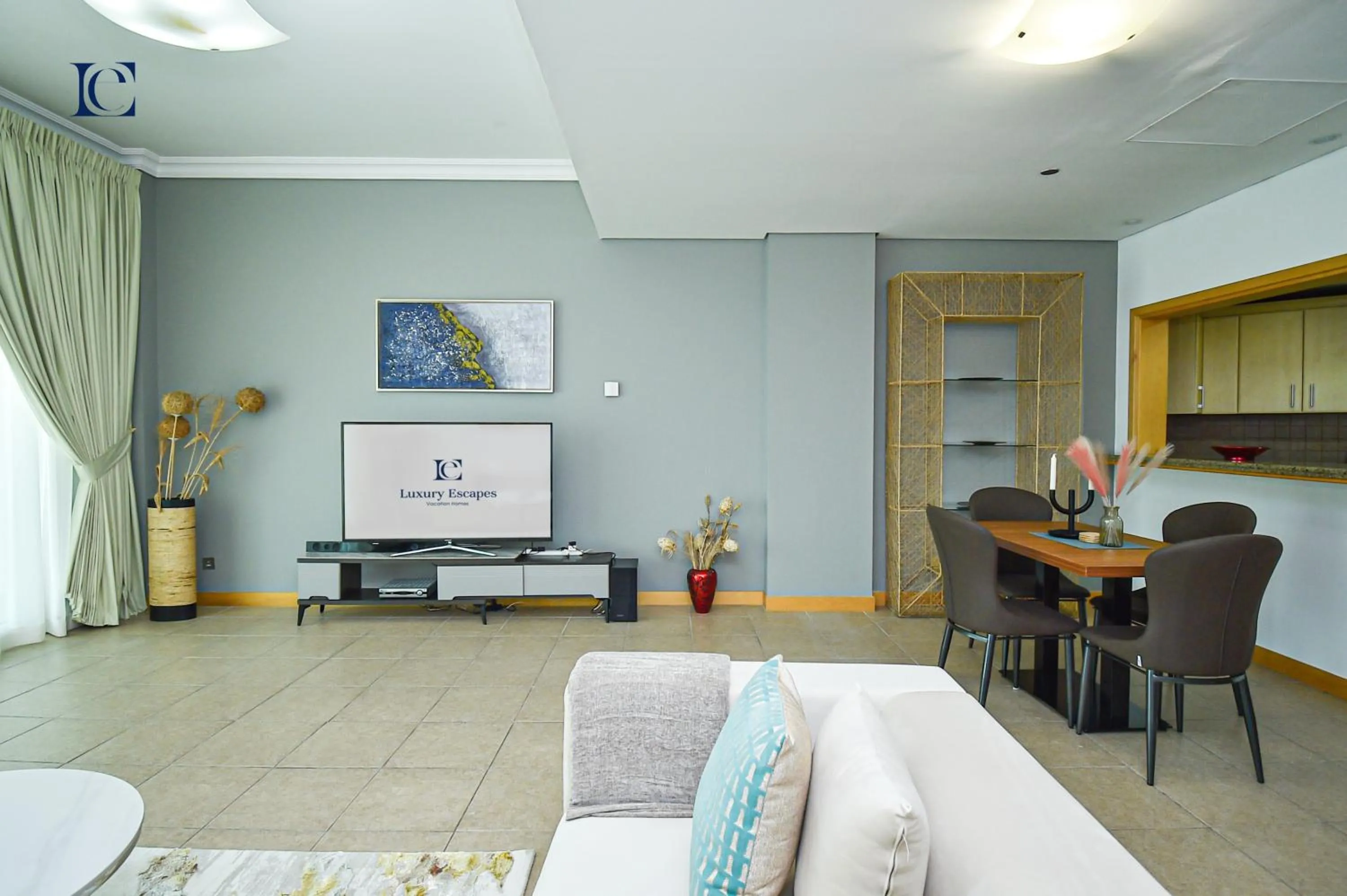 TV and multimedia in Luxury Escapes - Palm Jumeirah's Spectacular Ocean-View Apartment - NABAT