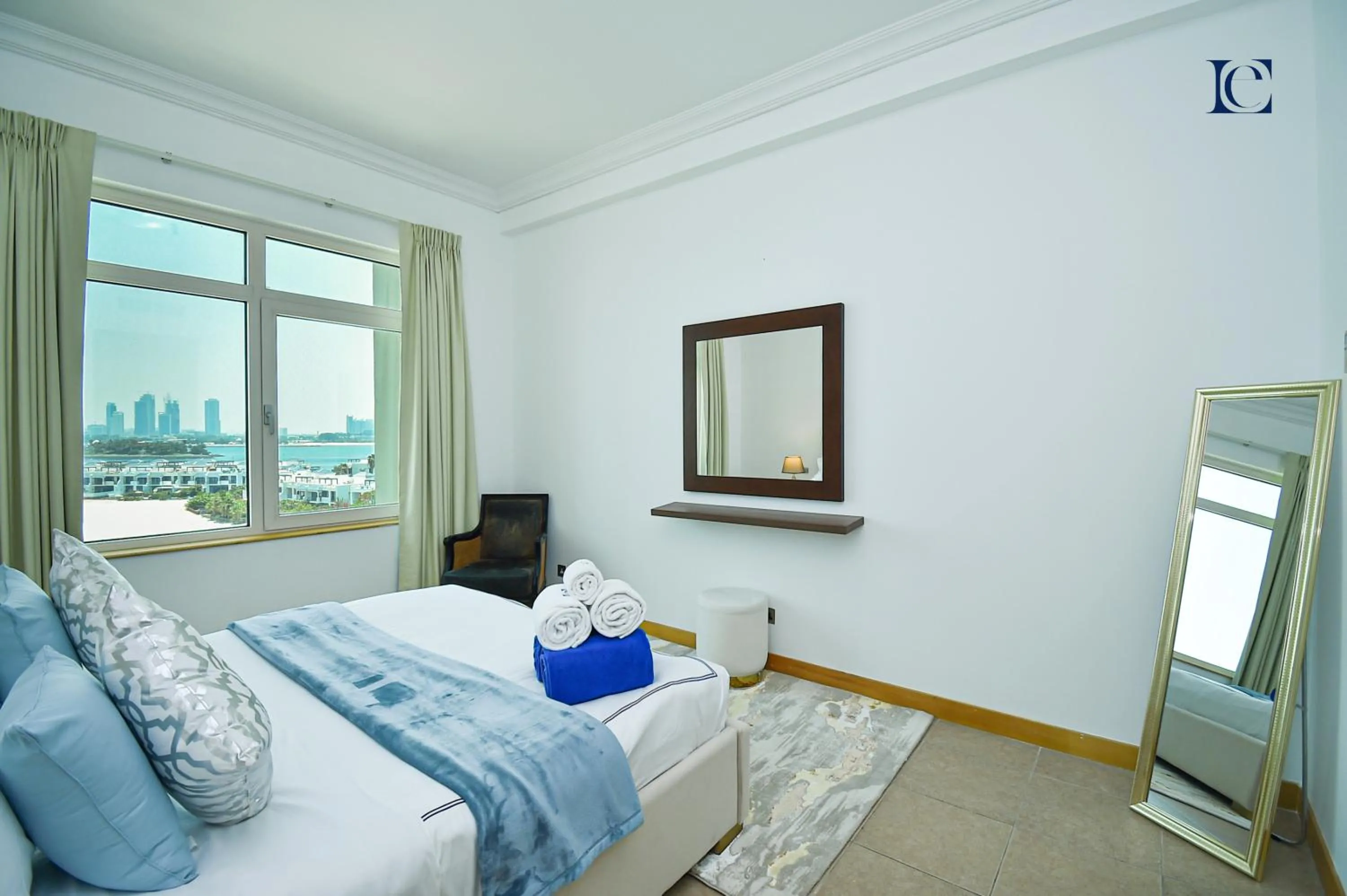 Bed in Luxury Escapes - Palm Jumeirah's Spectacular Ocean-View Apartment - NABAT