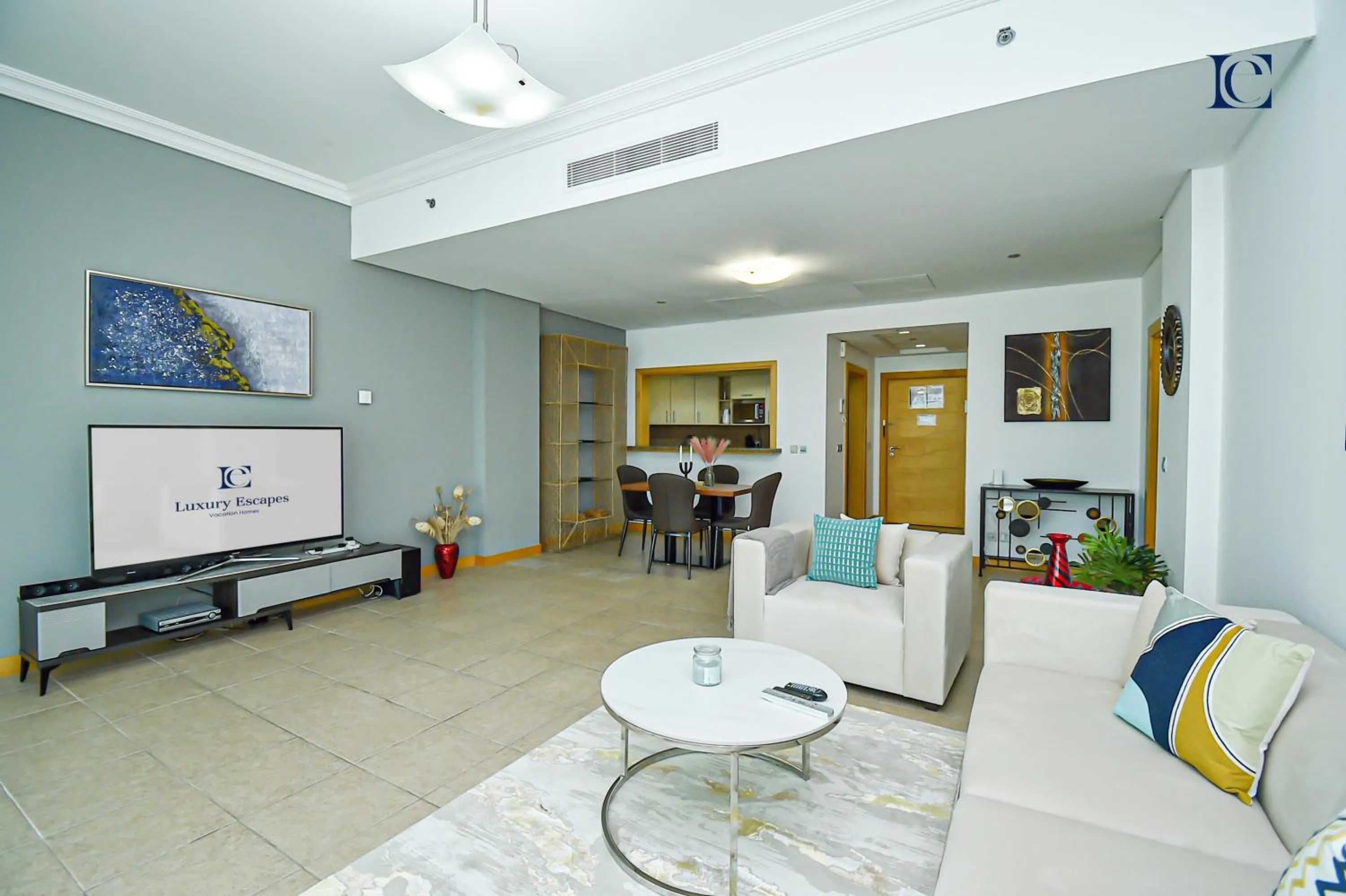 Communal lounge/ TV room in Luxury Escapes - Palm Jumeirah's Spectacular Ocean-View Apartment - NABAT