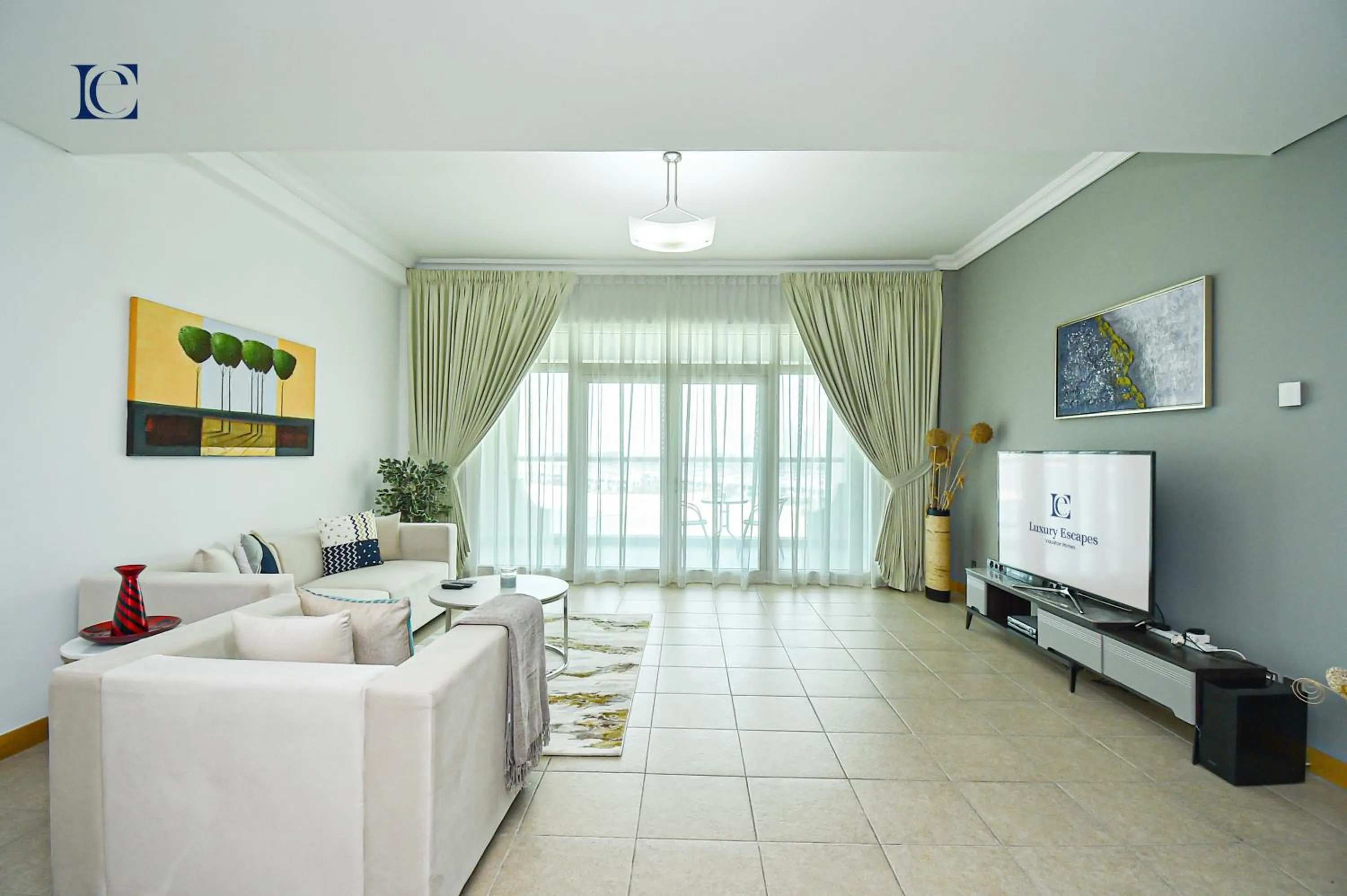 Communal lounge/ TV room in Luxury Escapes - Palm Jumeirah's Spectacular Ocean-View Apartment - NABAT