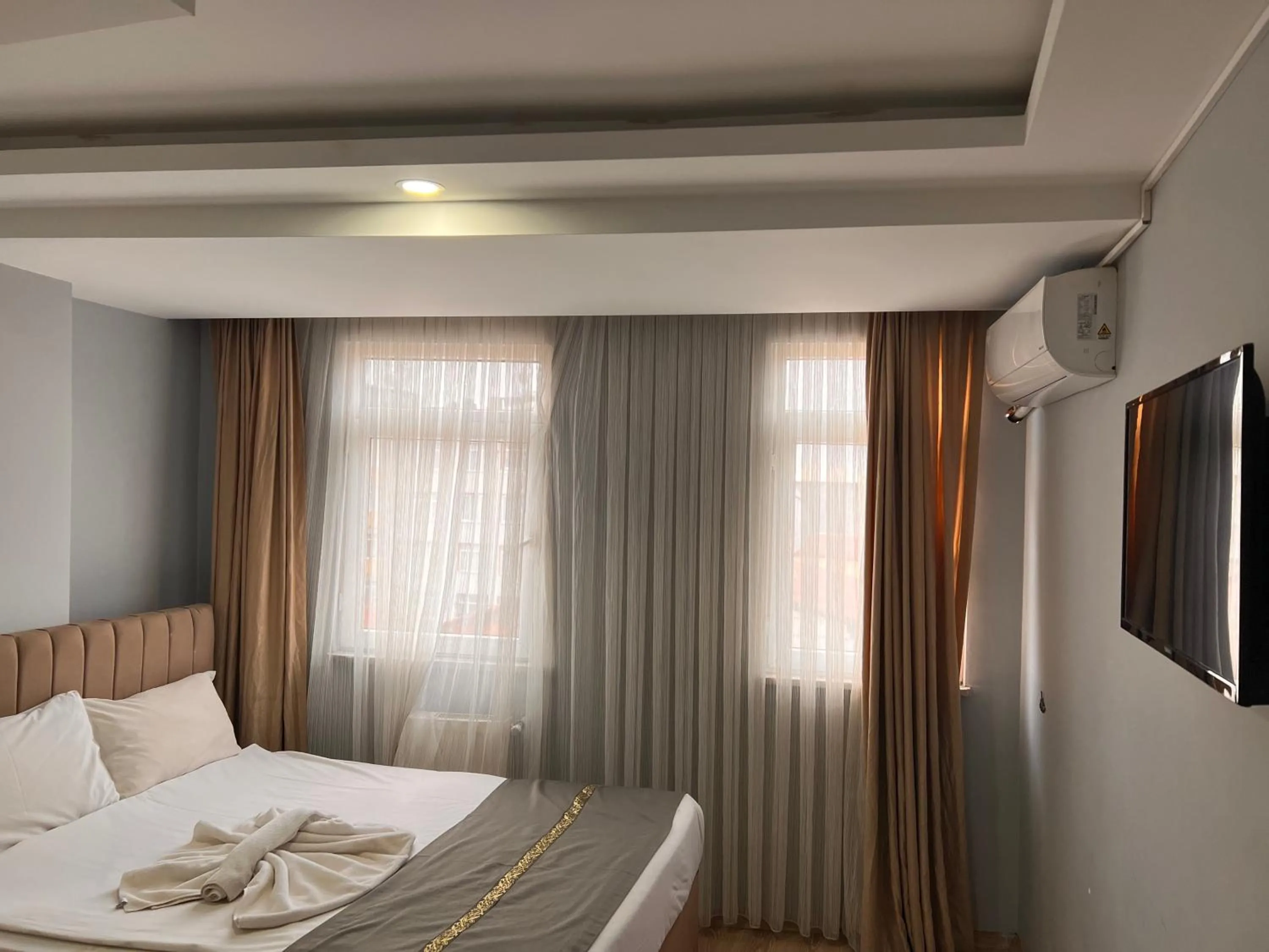 Bedroom, Bed in Sami hotel