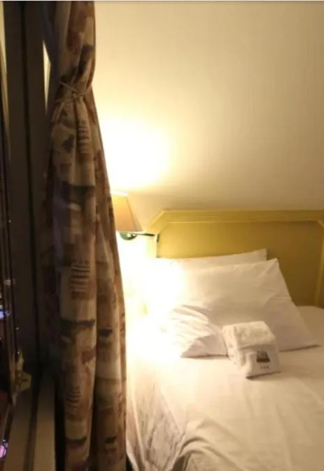 Bed in Plaza Mayor Hotel