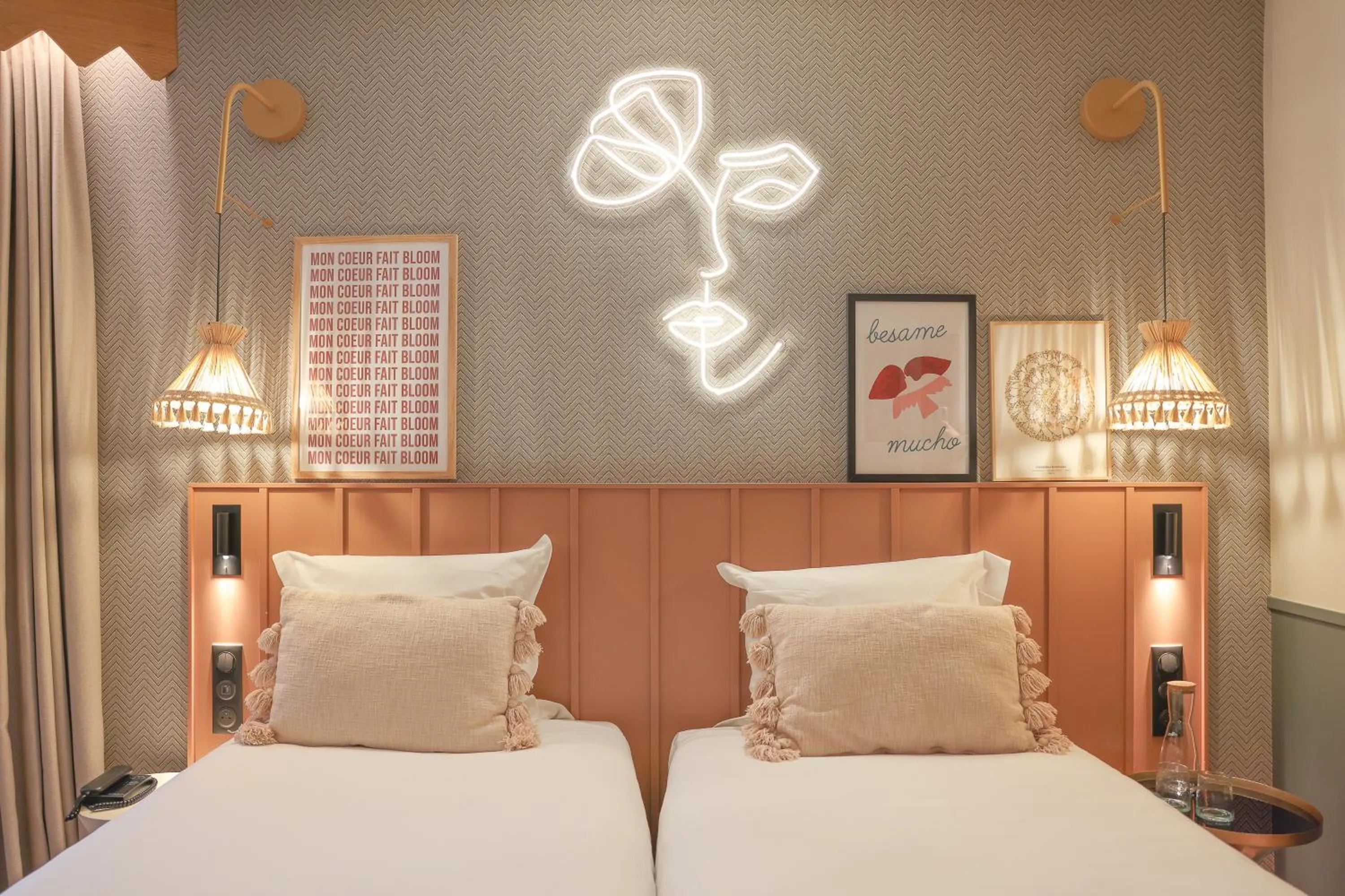 Bed in Bloom House Hôtel & SPA