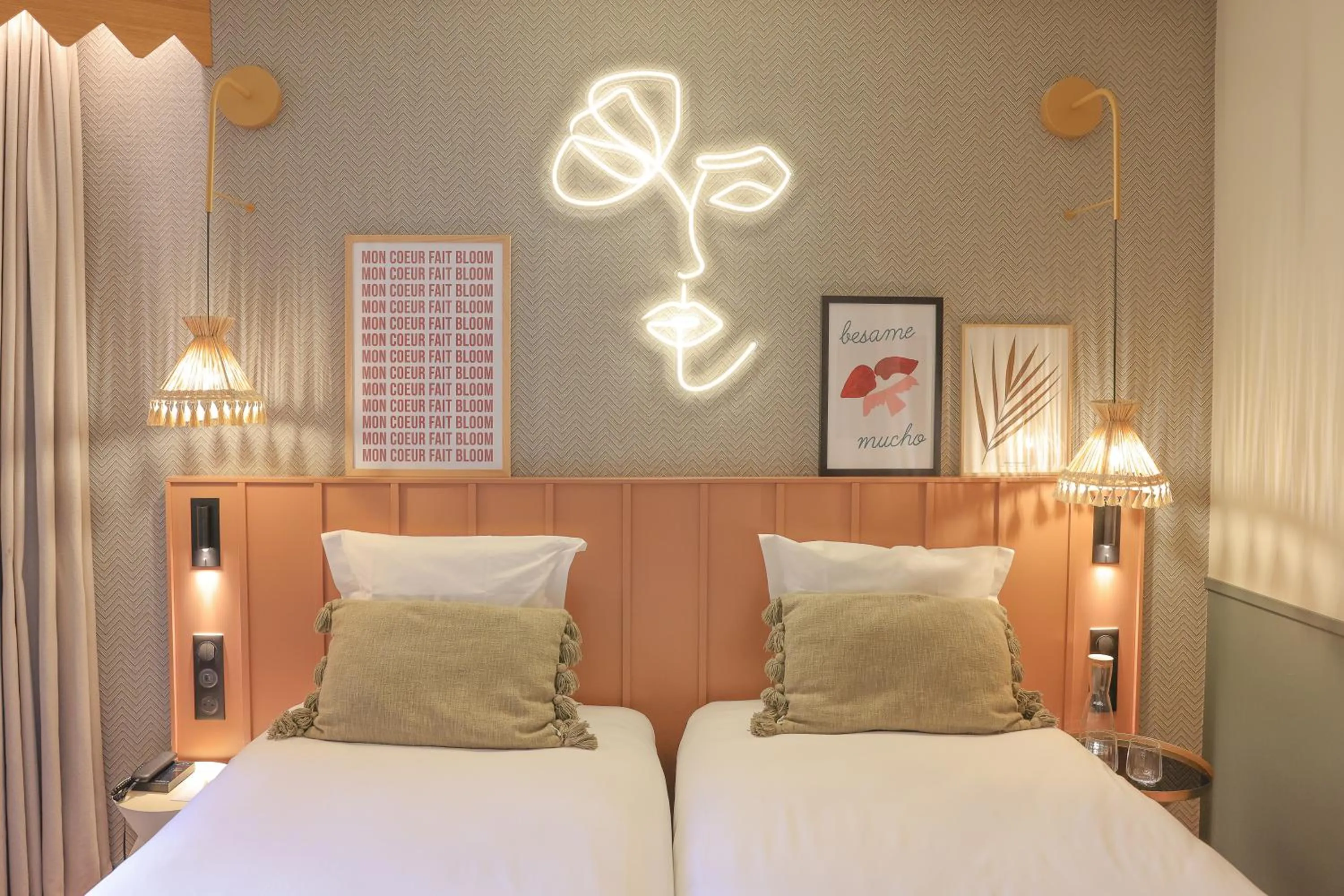 Bed in Bloom House Hôtel & SPA