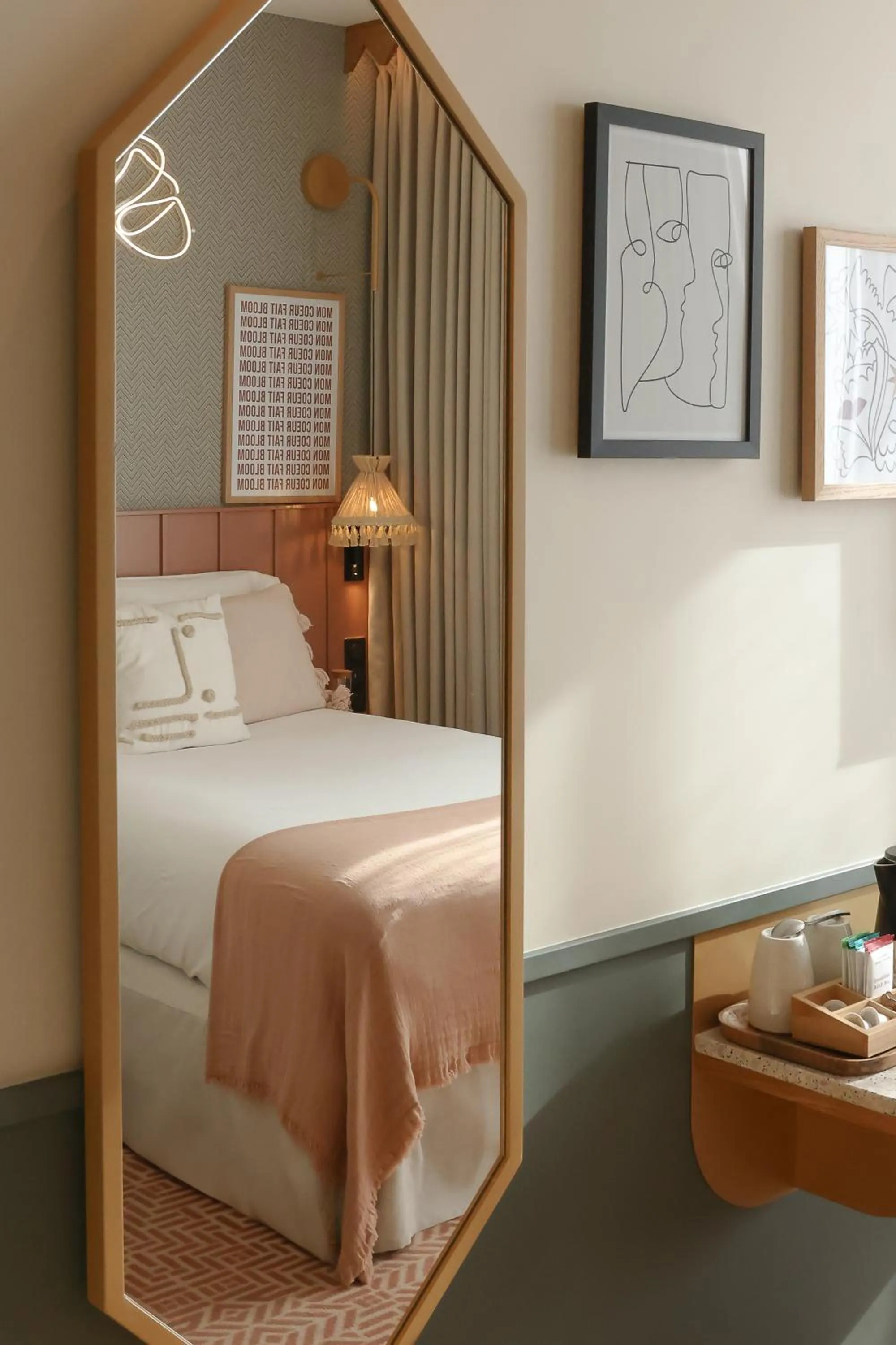 Bed in Bloom House Hôtel & SPA