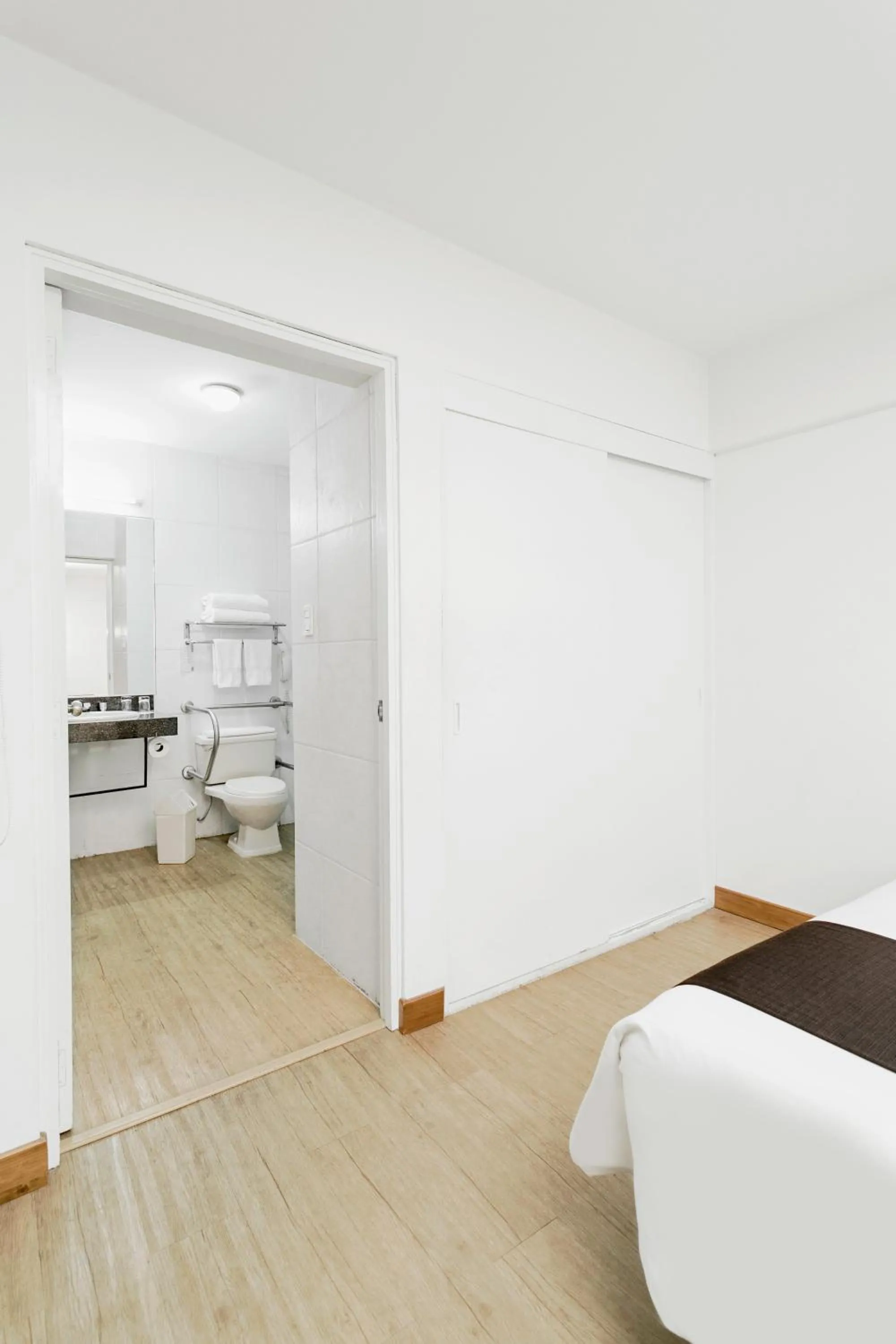 Bathroom, Bed in Wyndham Costa del Sol Chiclayo