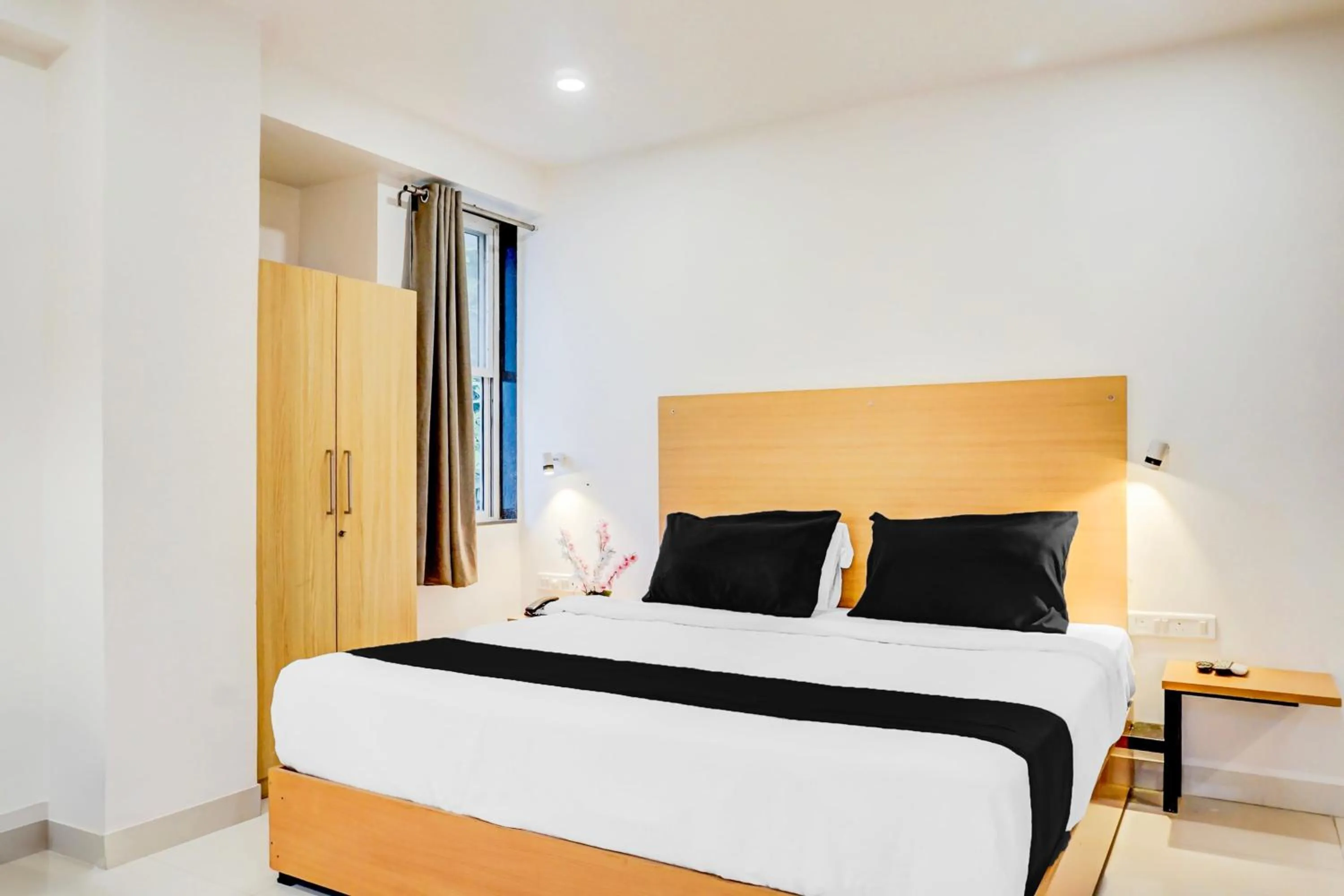 Bedroom, Bed in Super Townhouse Hadapsar formerly Savali Inn