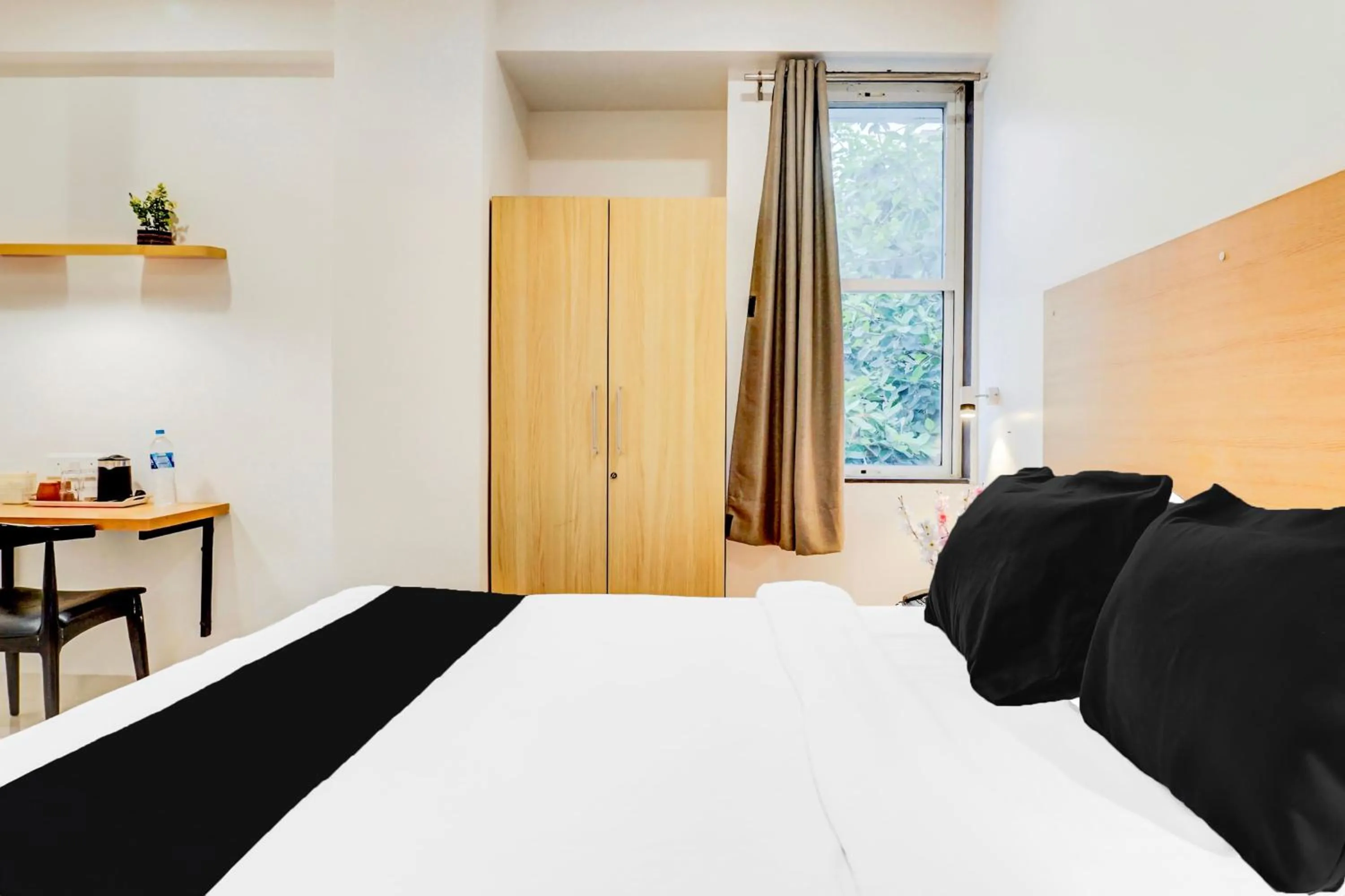 Bedroom, Bed in Super Townhouse Hadapsar formerly Savali Inn