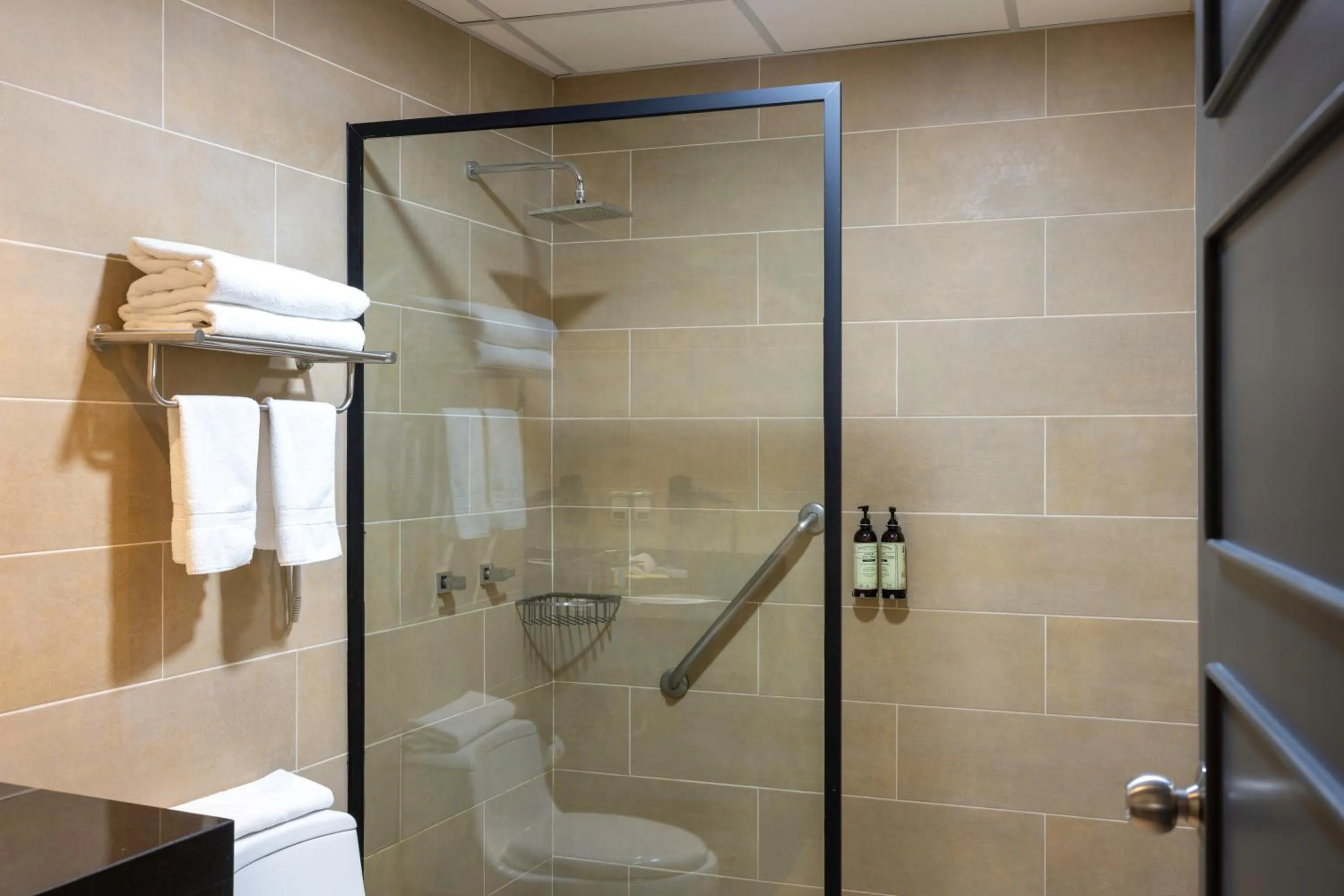 Shower in Wyndham Costa del Sol Cajamarca