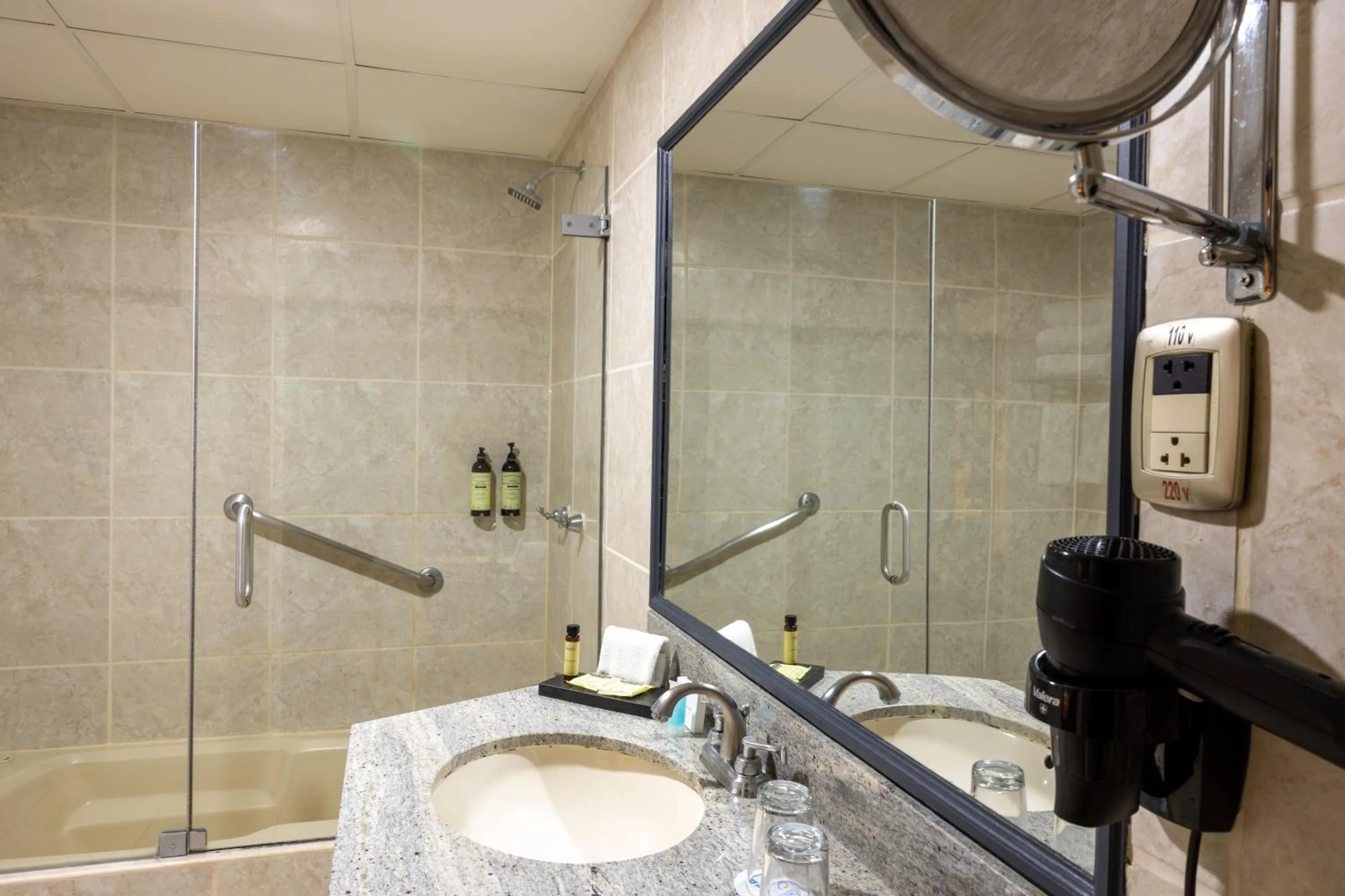 Bathroom in Wyndham Costa del Sol Cajamarca