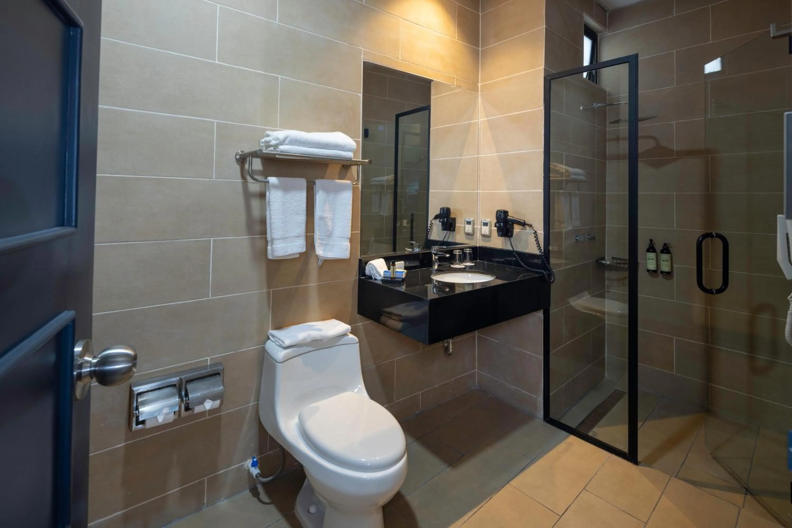 Shower in Wyndham Costa del Sol Cajamarca