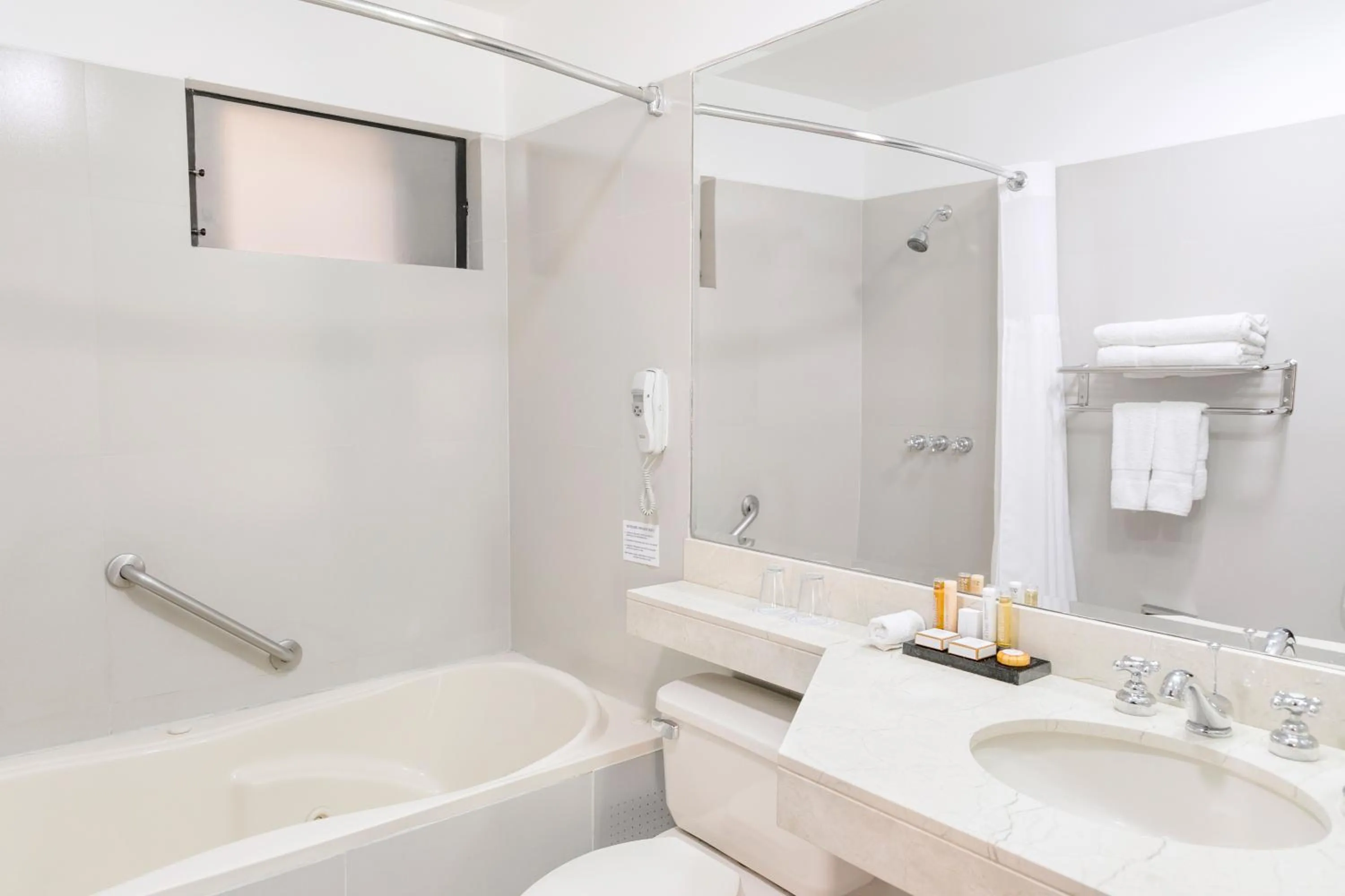 Bathroom in Wyndham Costa del Sol Piura